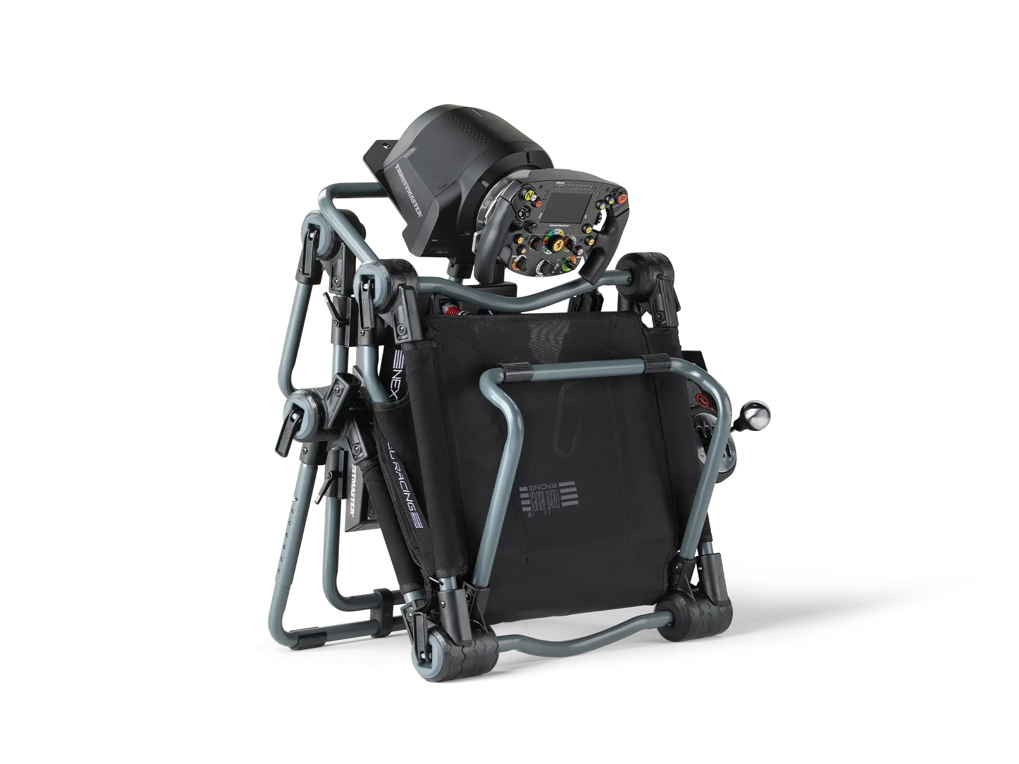 Ein Rennsimulator-Stuhl mit Lenkrad und Pedalen auf schwarzem Hintergrund.