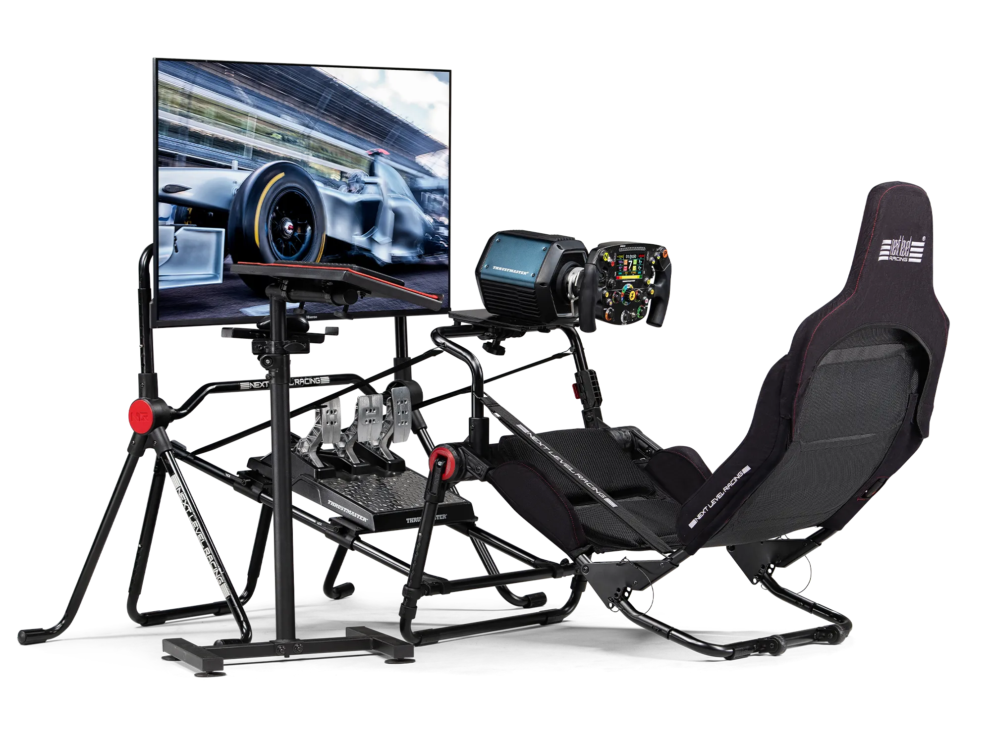 Rennsimulator-Setup mit großem Bildschirm, der ein Rennauto, Lenkrad und Sitz zeigt.
