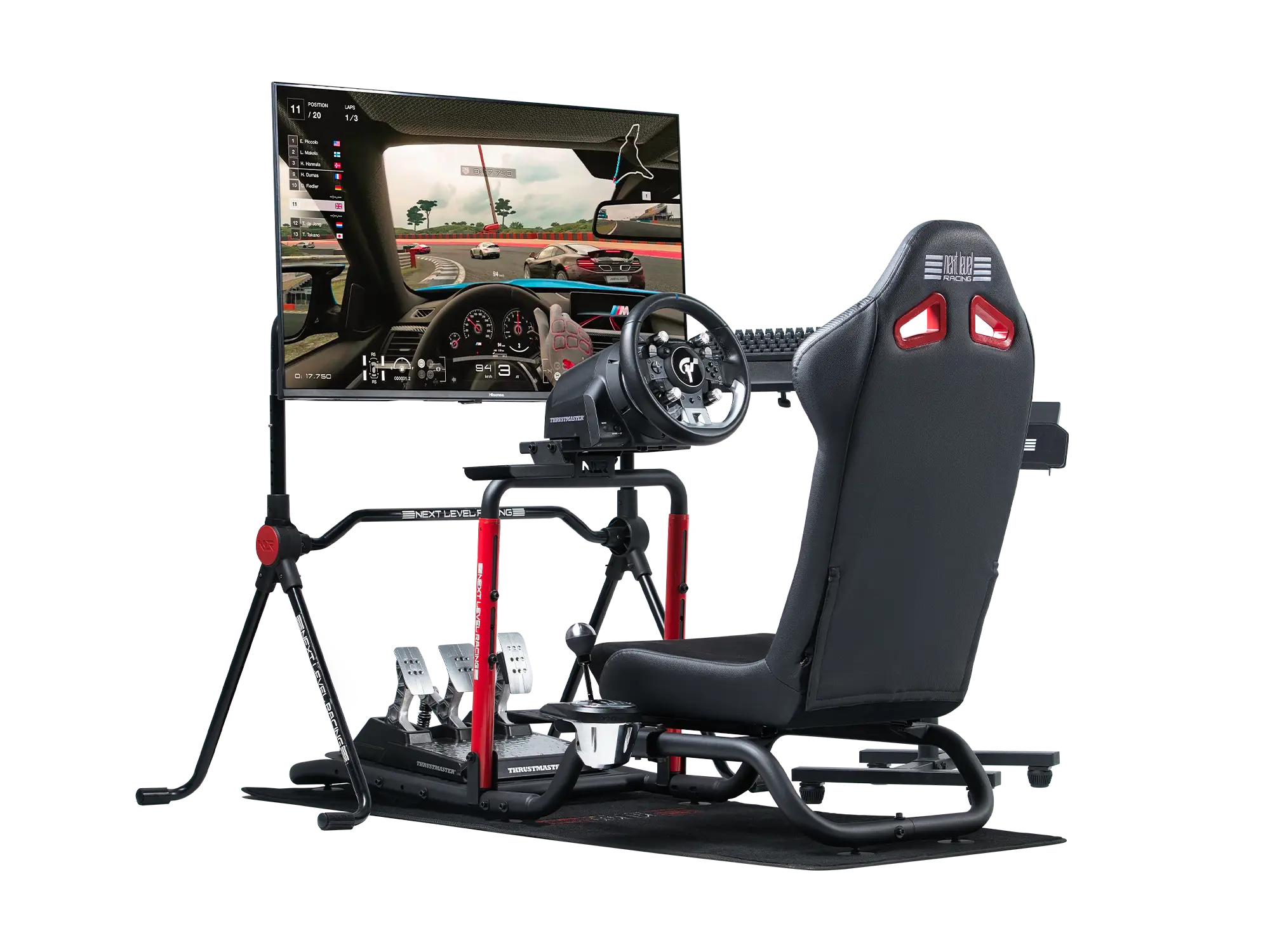 Ein Rennsimulator-Setup mit Lenkrad, Pedalen und einem großen Bildschirm, der ein Rennen zeigt.