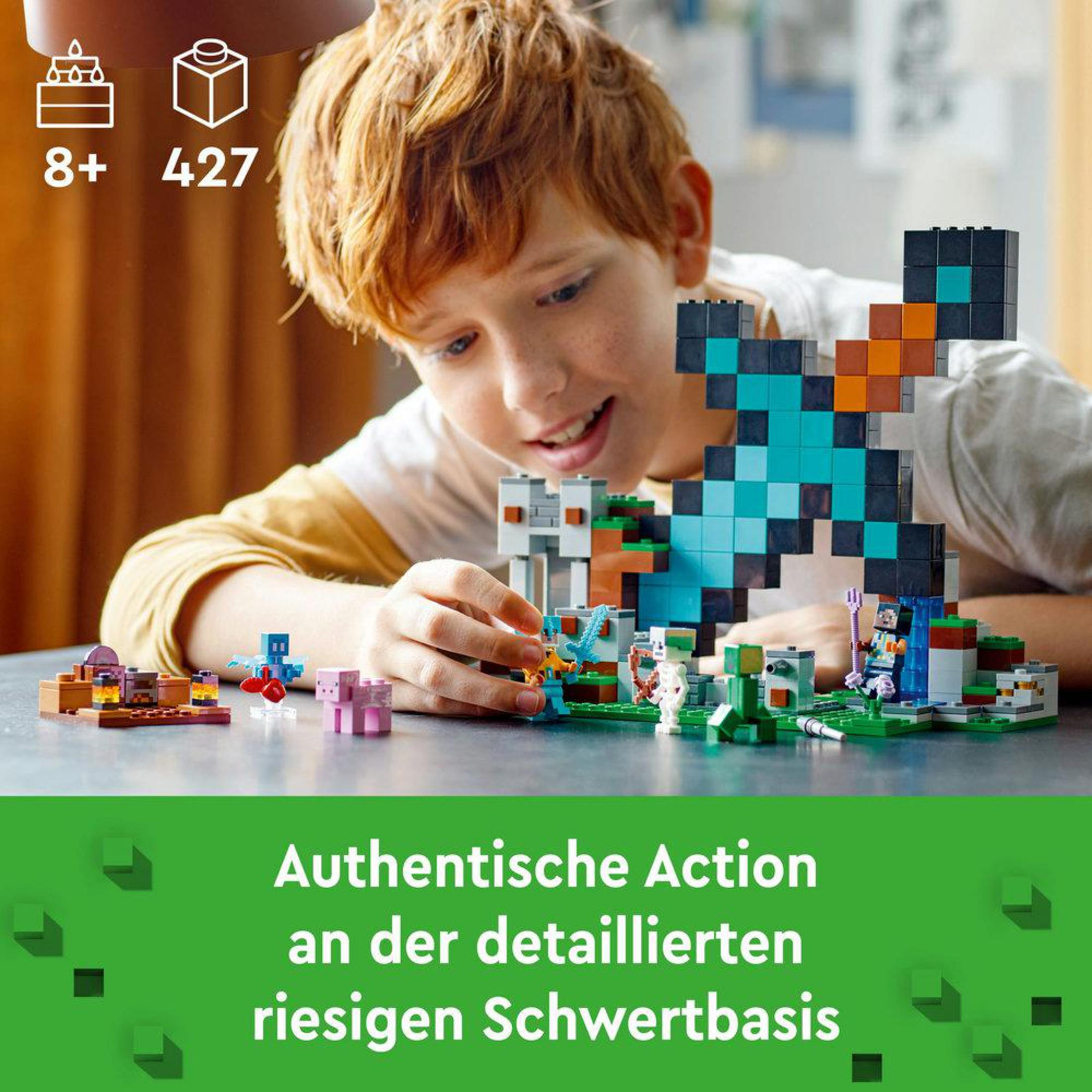Un garçon joue avec un ensemble LEGO Minecraft. Texte : Action authentique sur la base de l'épée.