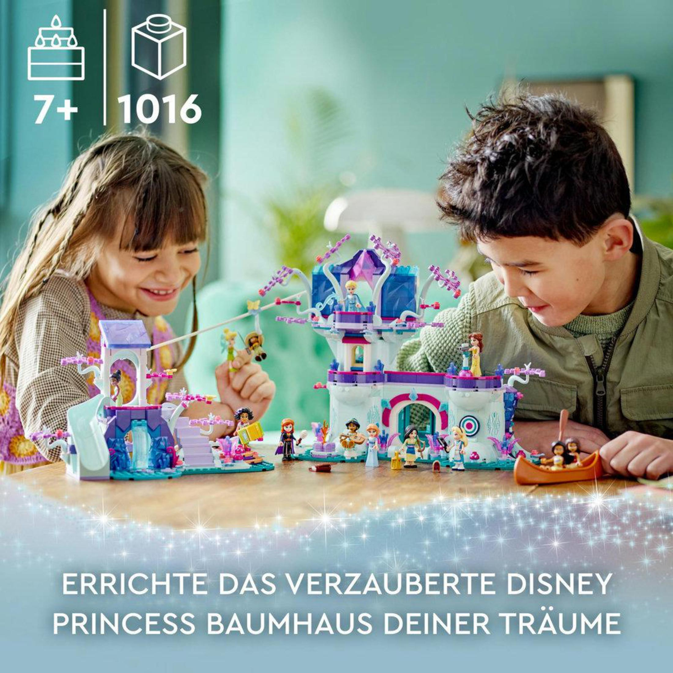 Zwei Kinder bauen ein Lego Disney Princess Baumhaus, voller bunter Details und Figuren.