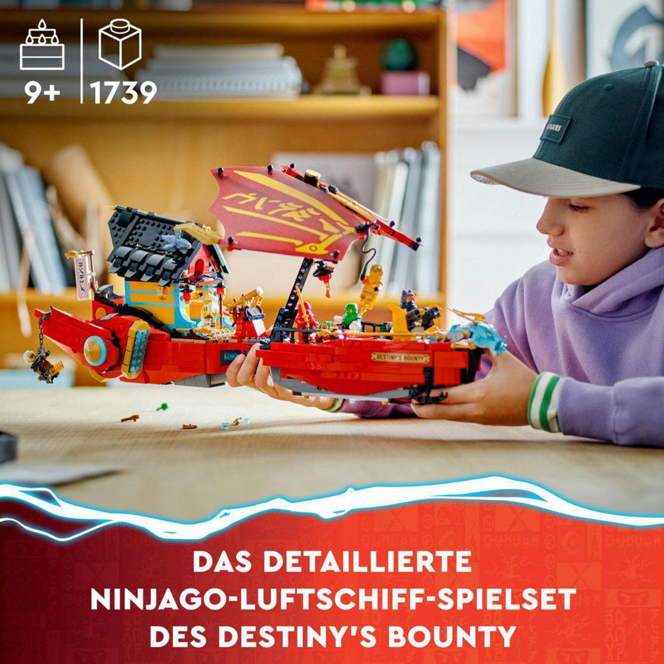 Un ragazzo tiene una nave Lego Ninjago, rossa con vela, su legno.