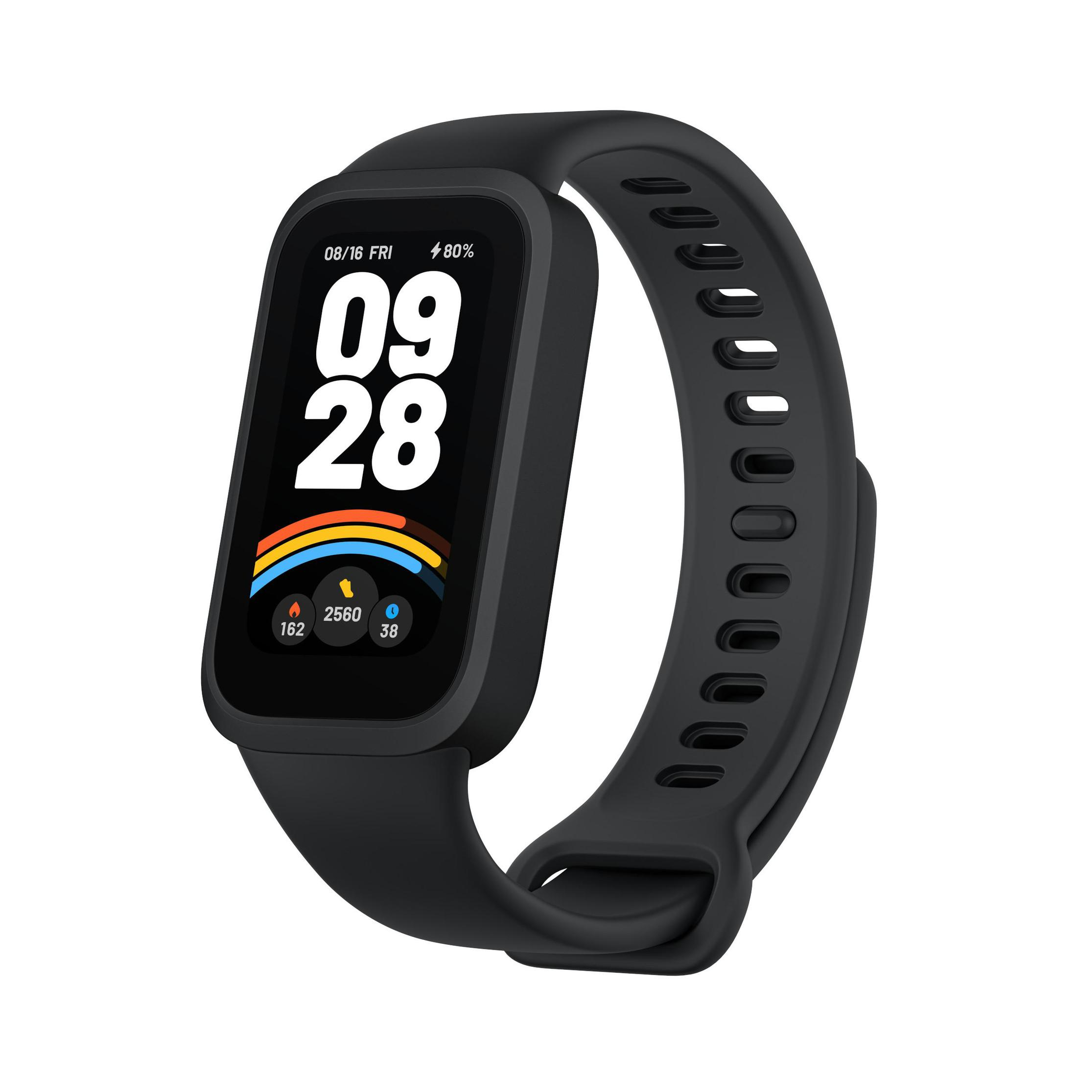 Eine schwarze Smartwatch zeigt Datum, Uhrzeit, Akkulaufzeit und Aktivitätsdaten an. Sie hat ein schwarzes Armband und ein farbiges Display.