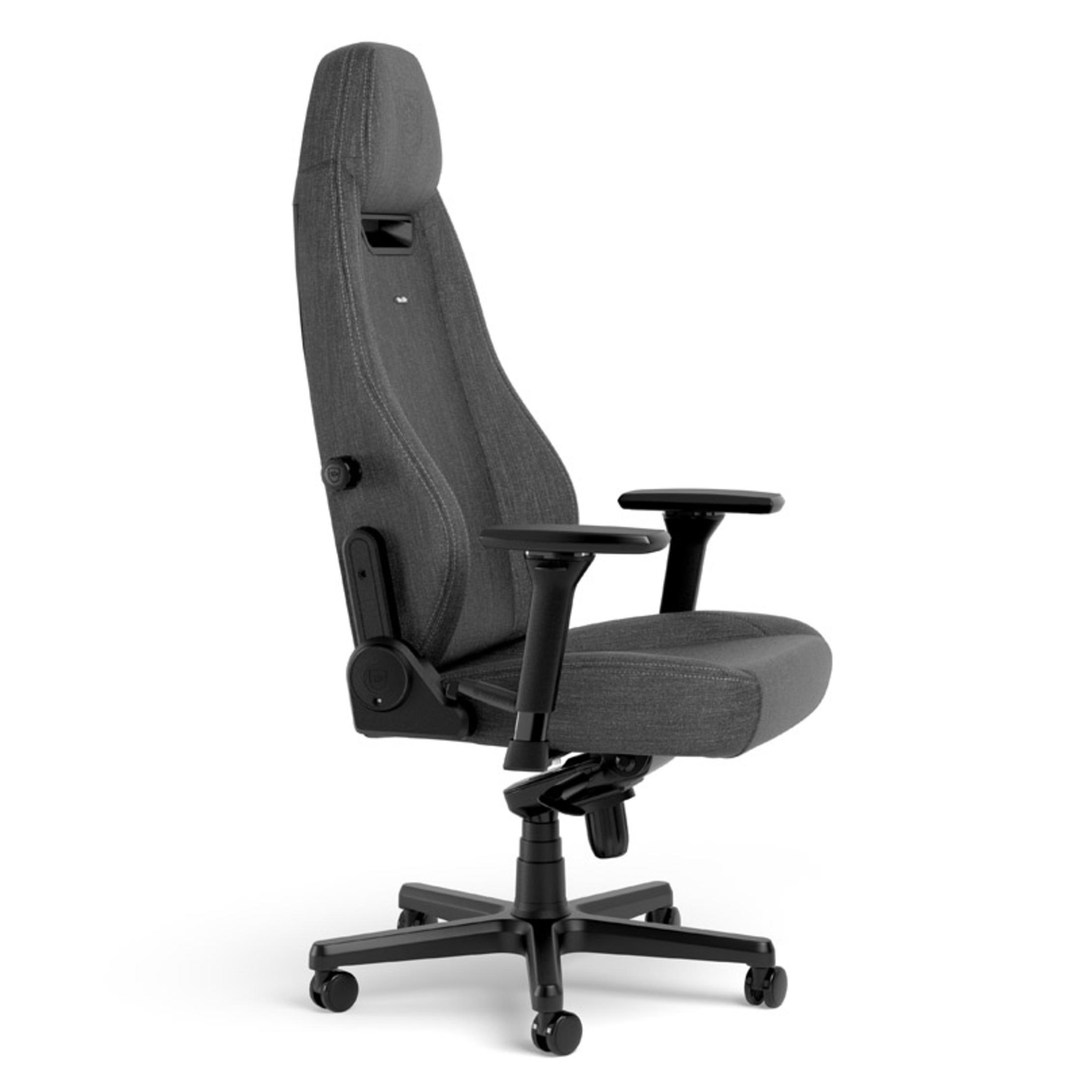Ein grauer Gaming-Stuhl auf Rädern. Er hat eine hohe Rückenlehne und Armlehnen. Weißer Hintergrund.