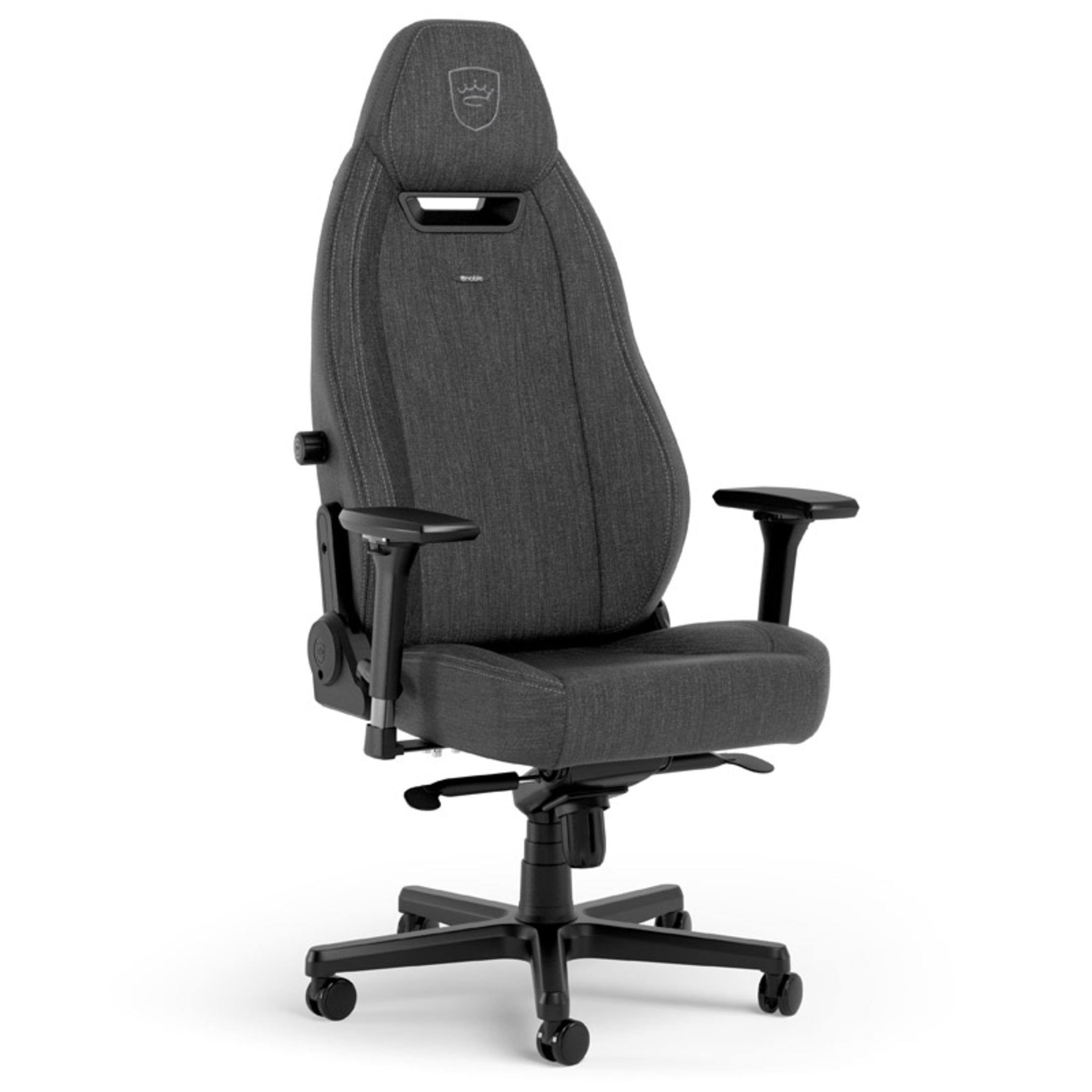 Grauer ergonomischer Bürostuhl mit verstellbaren Armlehnen und Kopfstütze auf weißem Hintergrund.