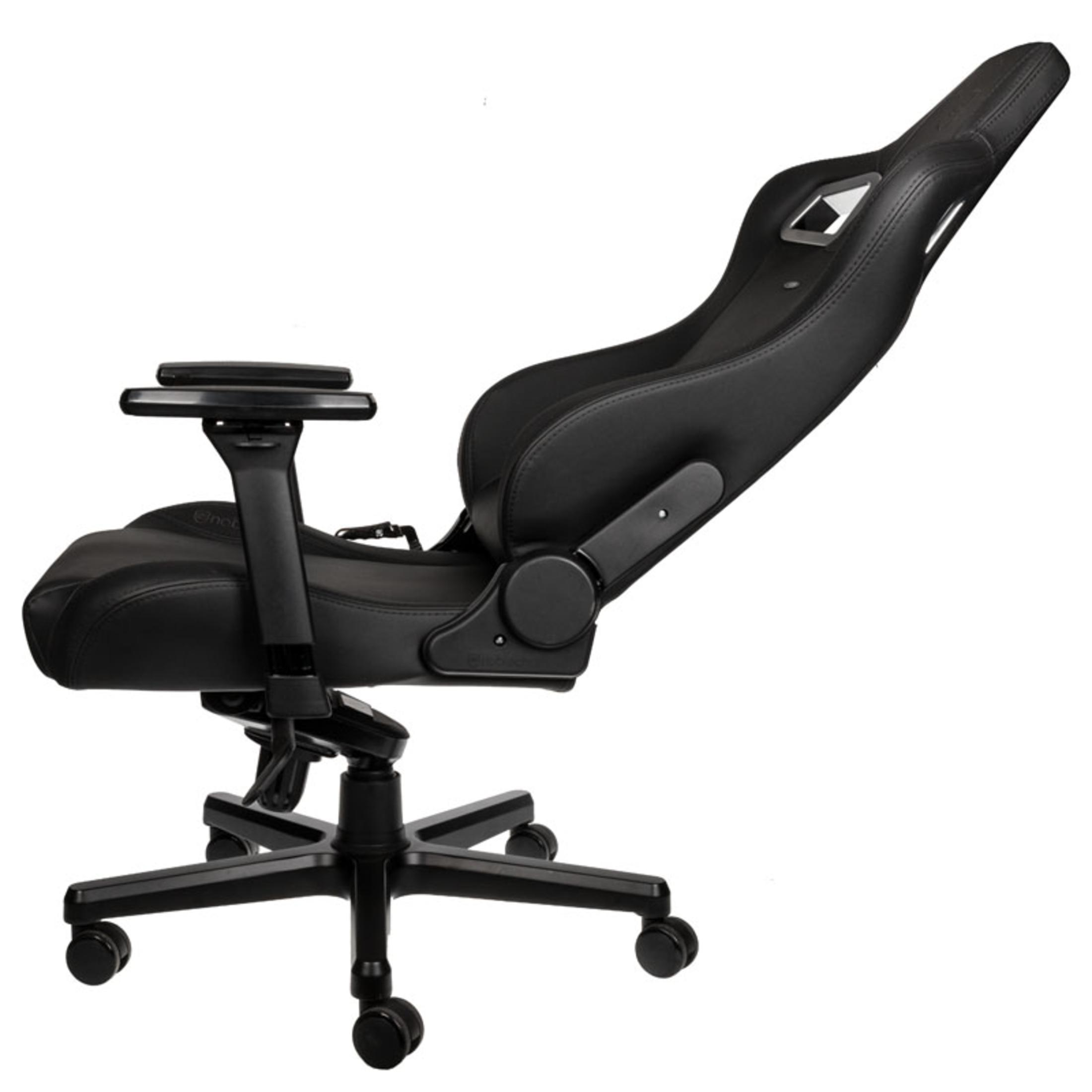 Sedia da gaming nera su sfondo bianco. La sedia è angolata e ha braccioli e ruote.