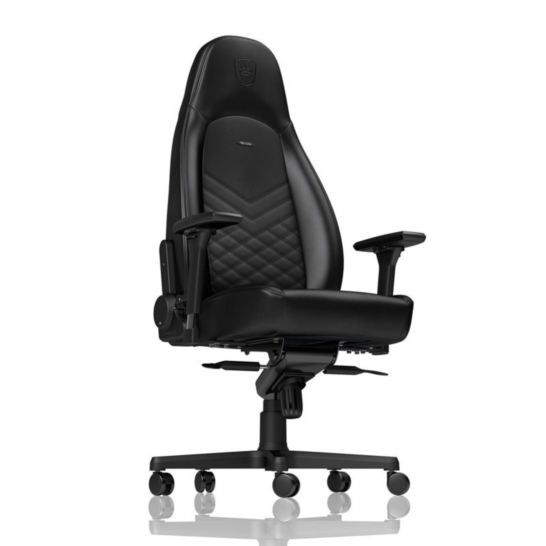 Schwarzer Gaming-Stuhl. Der Stuhl hat eine hohe Rückenlehne und ein schwarzes Untergestell mit Rollen.