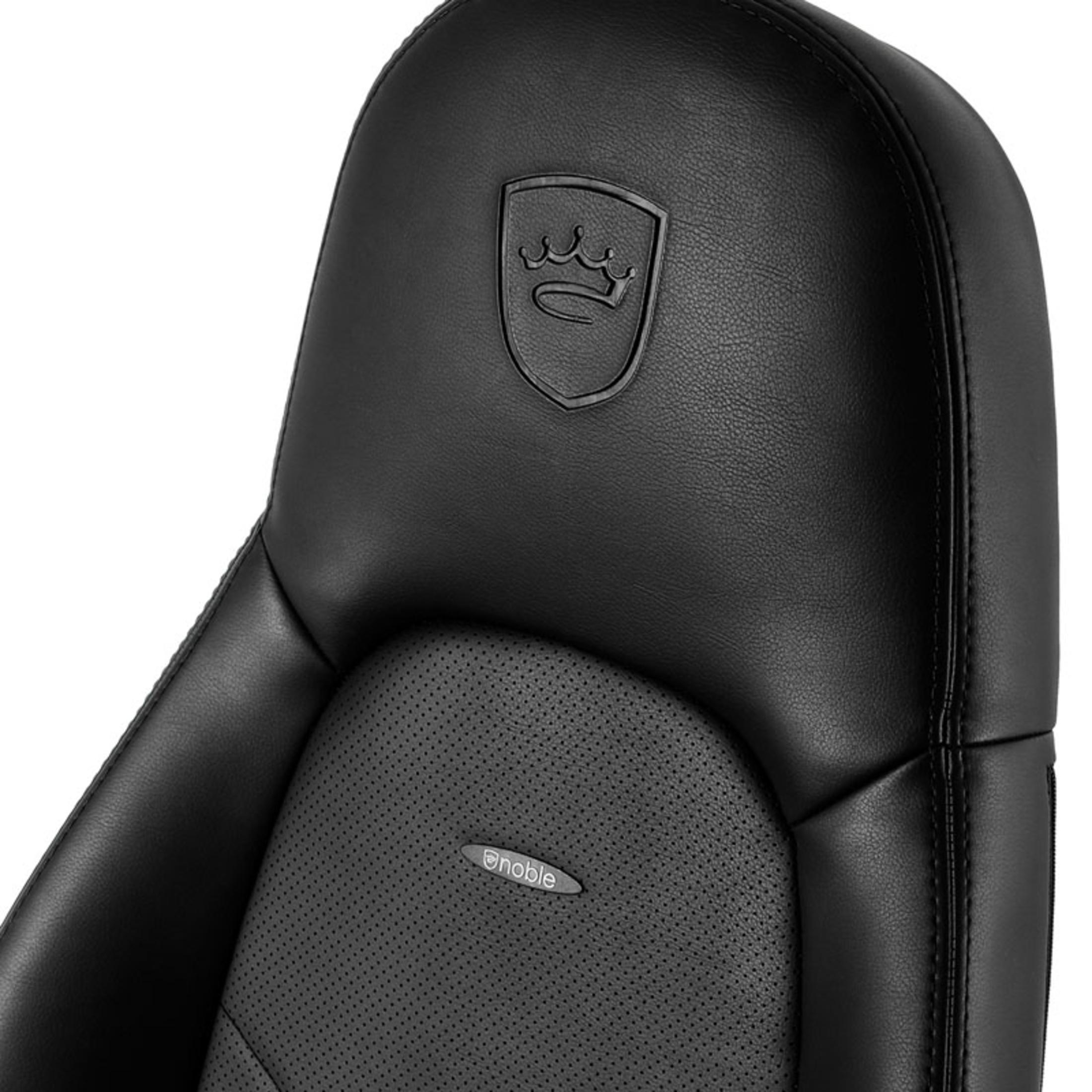 Schwarzer Leder-Stuhlrücken mit Logo. Perforierter unterer Teil, fester oberer Teil. Schwarzer Hintergrund.