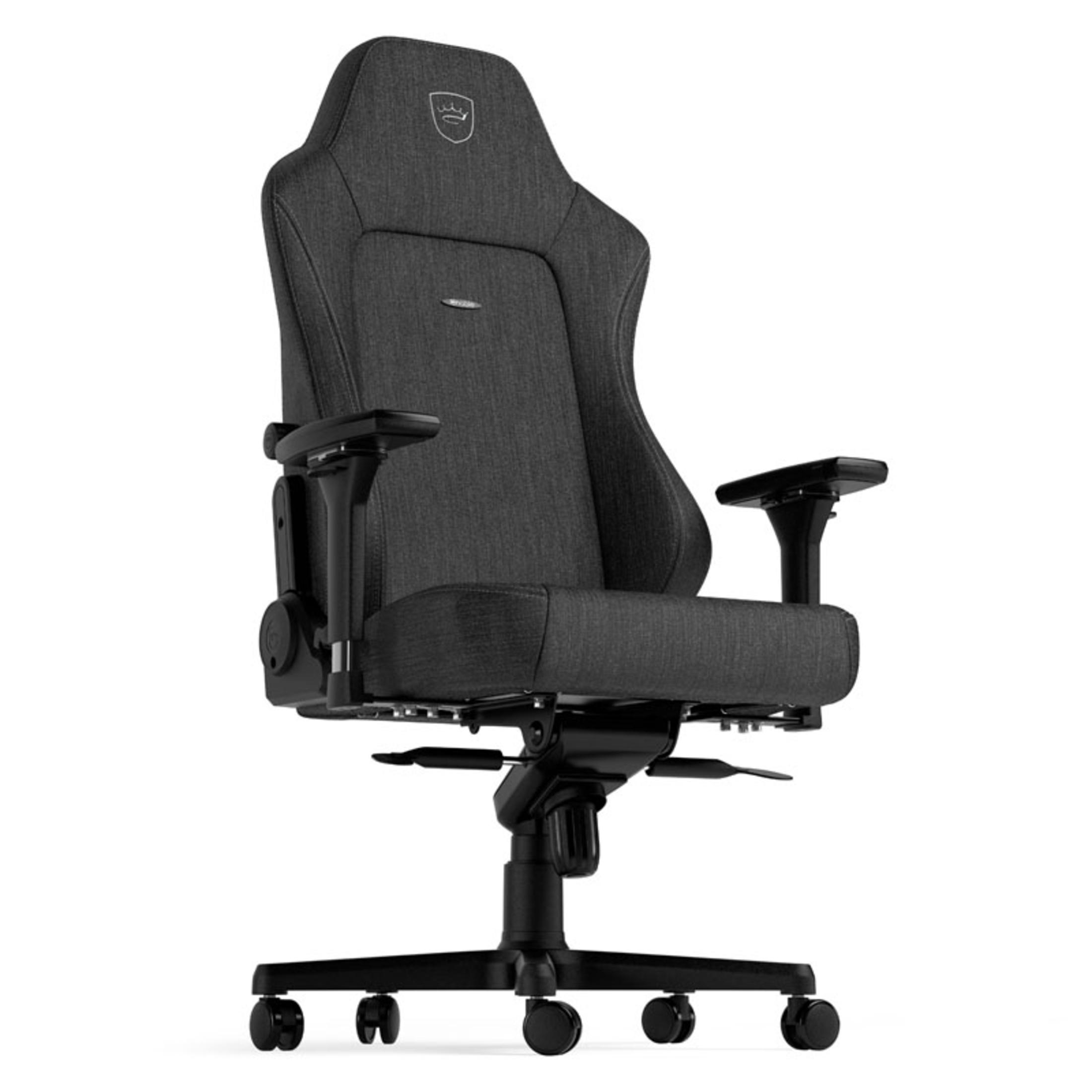 Una sedia da gaming nera con poggiatesta e braccioli. Ha una base nera con ruote.