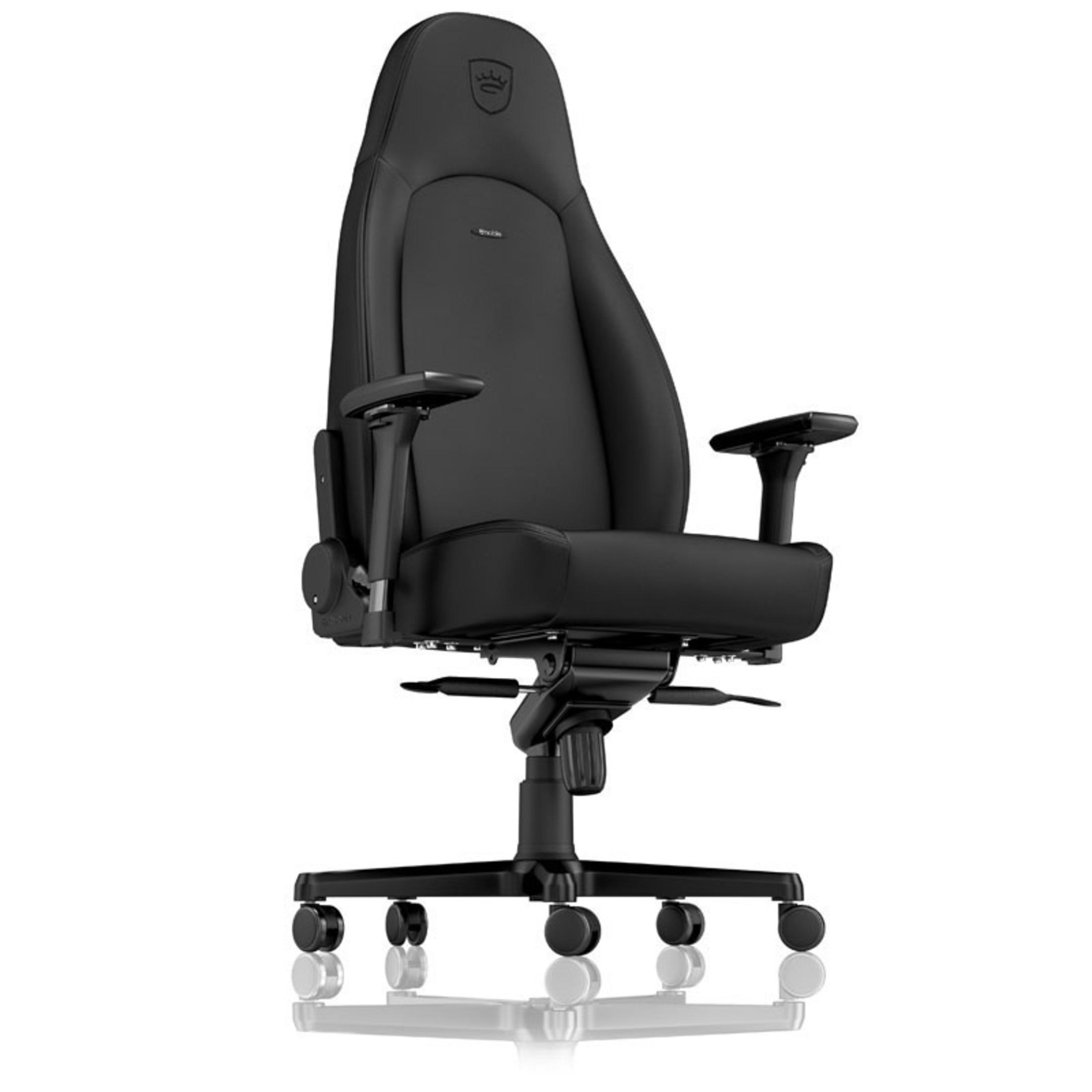 Sedia da gaming nera con schienale alto, braccioli e ruote, su sfondo bianco.