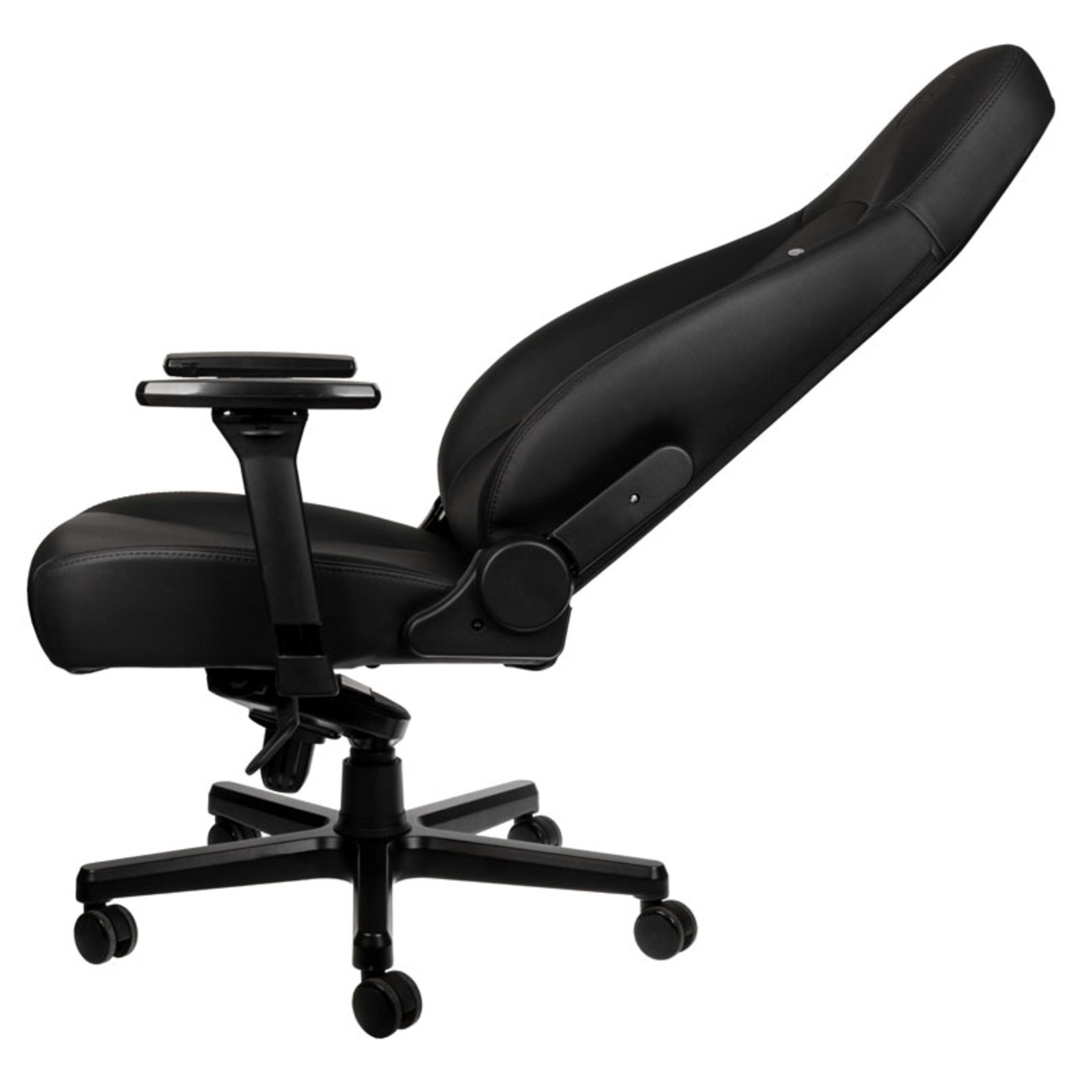 Sedia da gaming nera, reclinata, con braccioli e base a cinque ruote, su sfondo bianco.