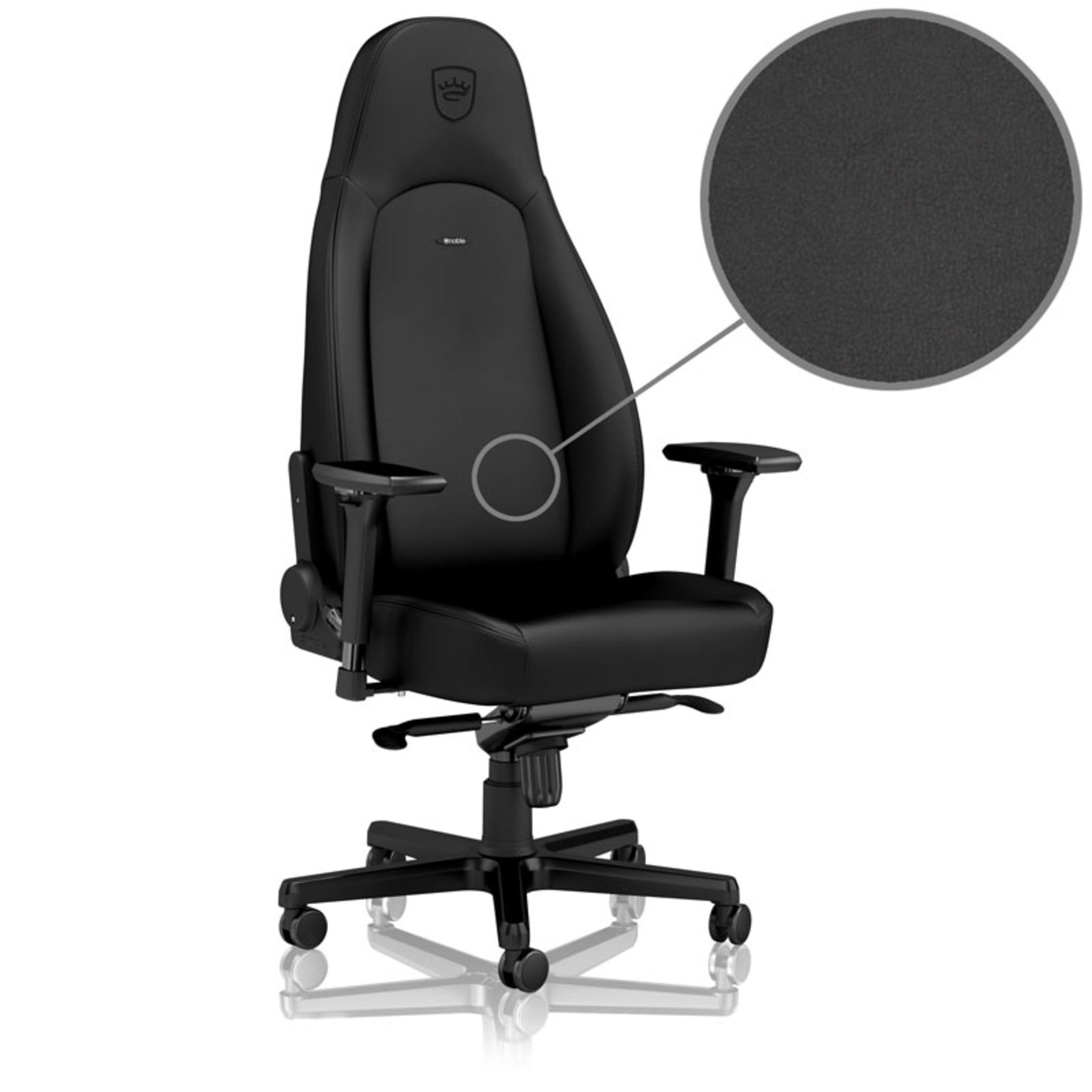 Sedia da gioco nera con logo, poggiatesta, braccioli e ruote, su sfondo bianco.