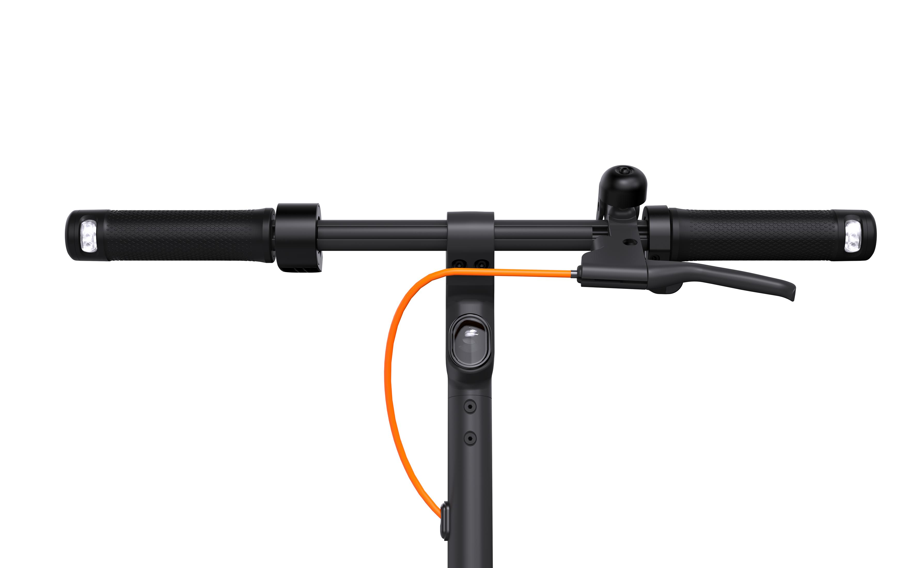 Der Lenker eines schwarzen Rollers verfügt über schwarze Griffe, einen Bremshebel, ein orangefarbenes Kabel und eine integrierte Klingel vor einem weißen Hintergrund.