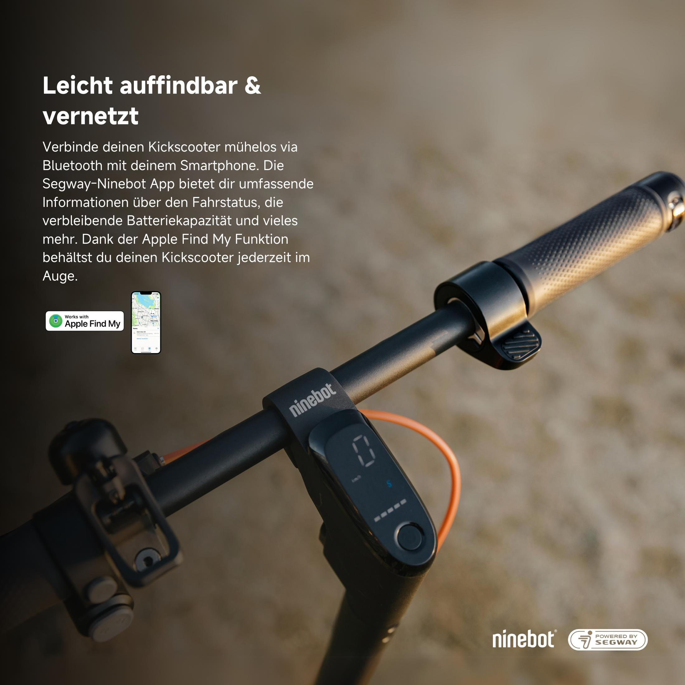 Eine Nahaufnahme eines schwarzen Rollerlenkers mit Digitalanzeige, Bremshebel und orangefarbenem Kabel, die seine vernetzten Funktionen hervorhebt.