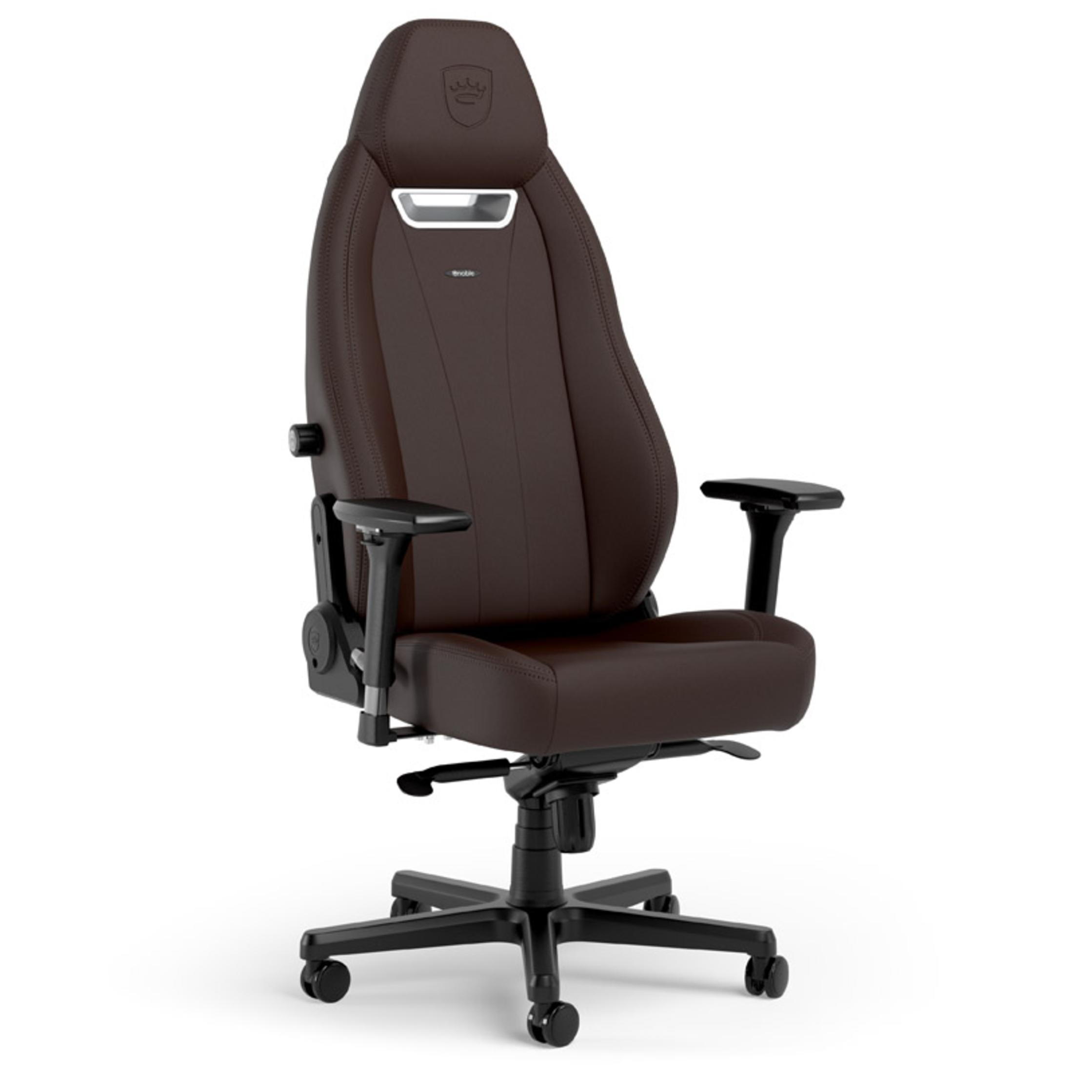 Brauner Gaming-Stuhl aus Leder mit Kopfstütze, Armlehnen, Fünf-Rollen-Gestell und Logo.