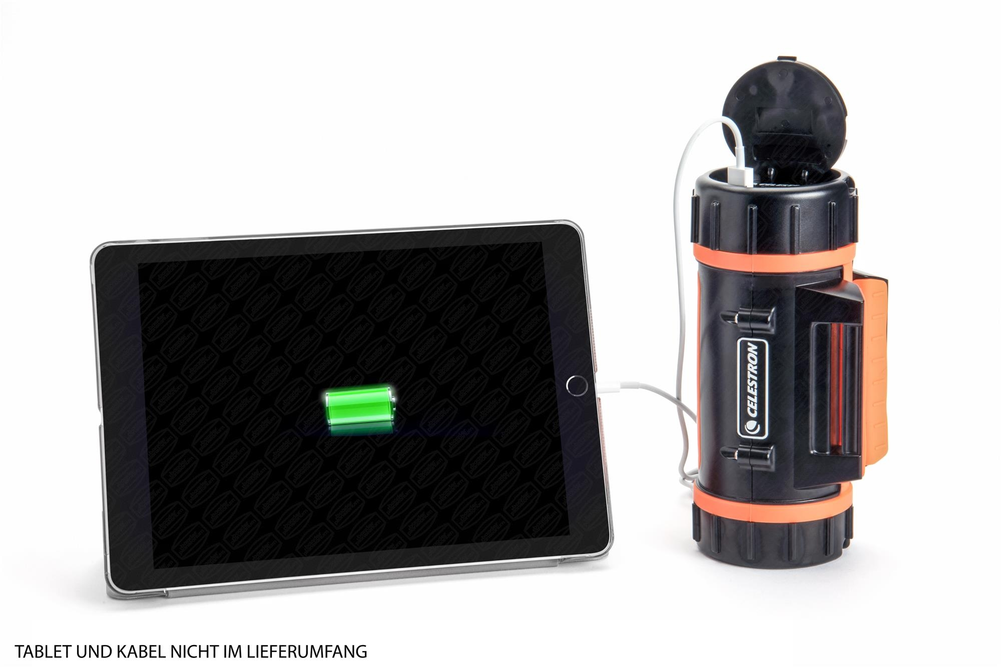 Tablet wird mit einer schwarz-orangen Powerbank aufgeladen. Das Tablet ist schwarz-silber.