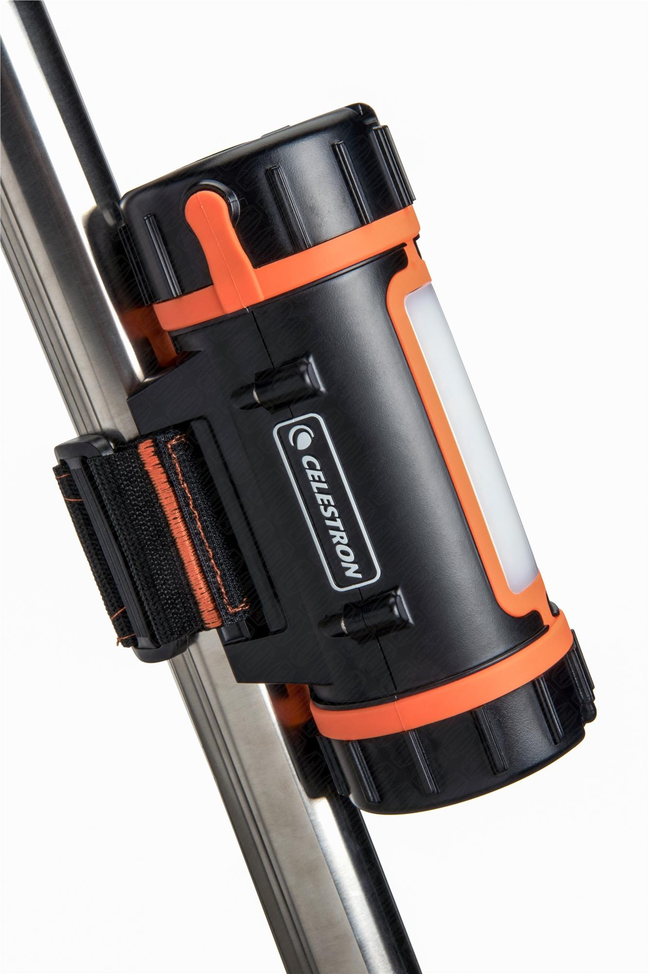 Eine schwarz-orange Taschenlampe ist an einer silbernen Stange befestigt. Sie ist mit Klettbändern gesichert.