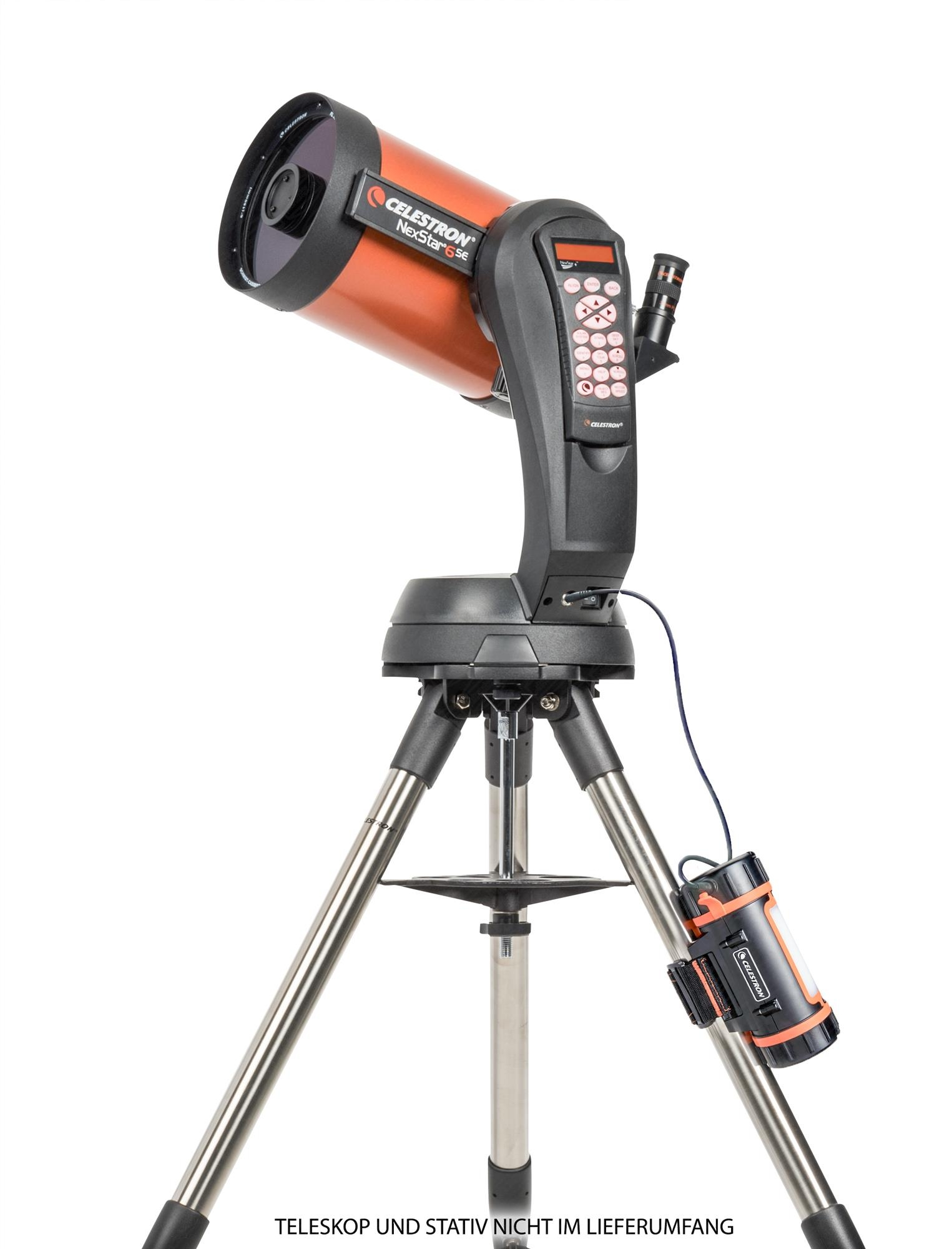 Oranges Celestron-Teleskop auf Stativ, mit Bedienfeld, vor Weiß.
