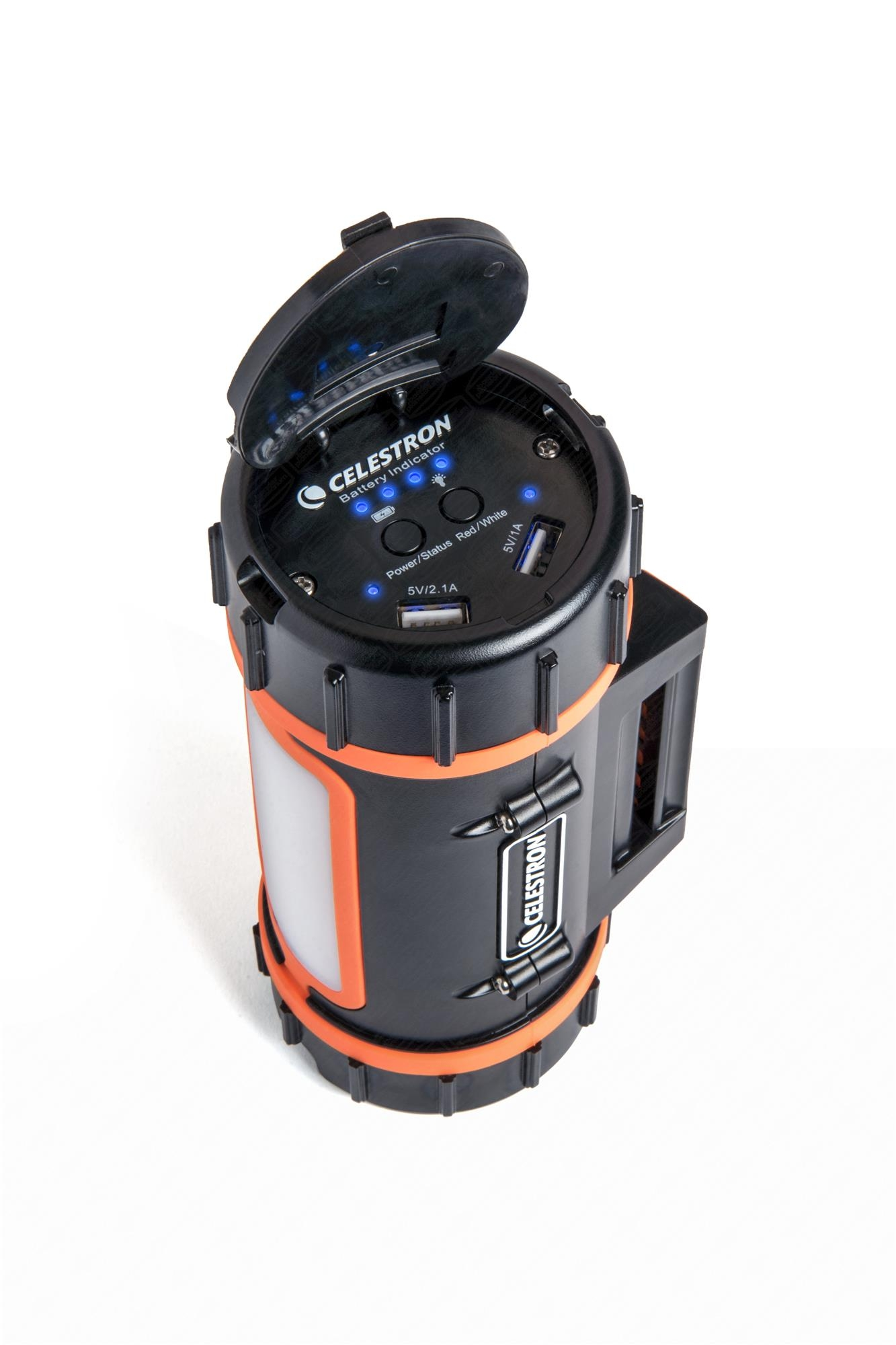 Schwarze und orangefarbene Taschenlampe mit Griff. Die Oberseite ist offen, USB-Anschlüsse sichtbar.