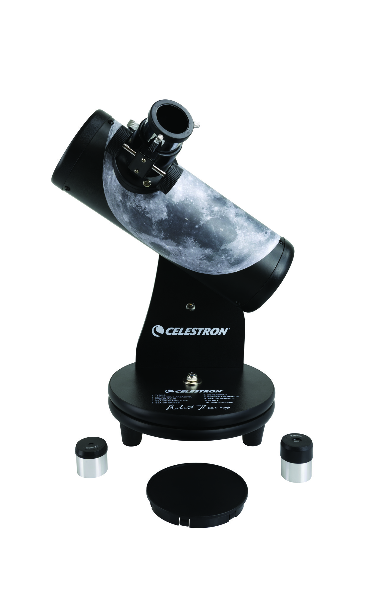Ein schwarzes Celestron-Teleskop auf schwarzer Basis mit drei Zubehörteilen.