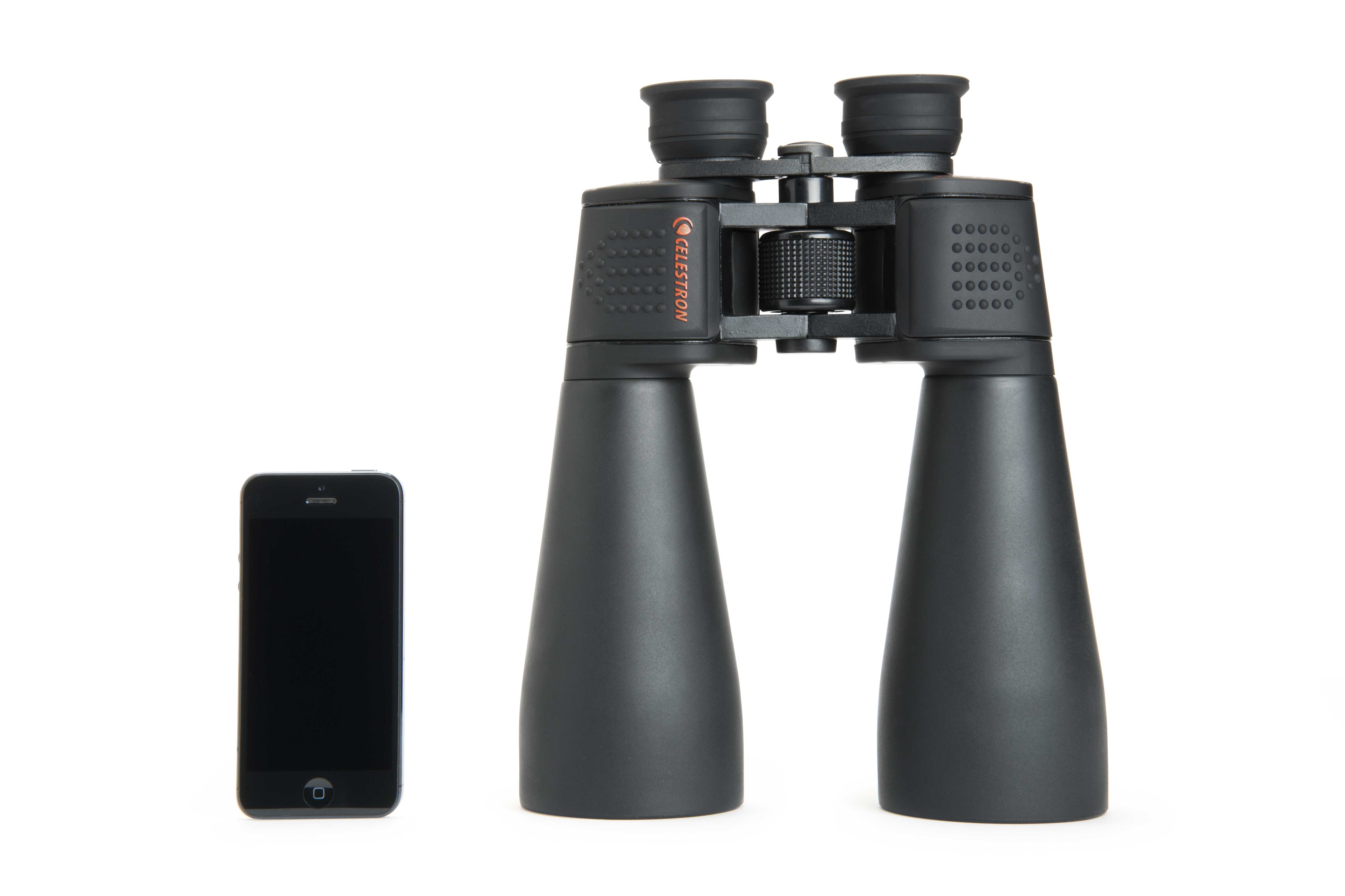 Schwarzes Fernglas neben einem Smartphone. Fernglas ist groß, mit orangefarbenem Text. Telefon ist schwarz.