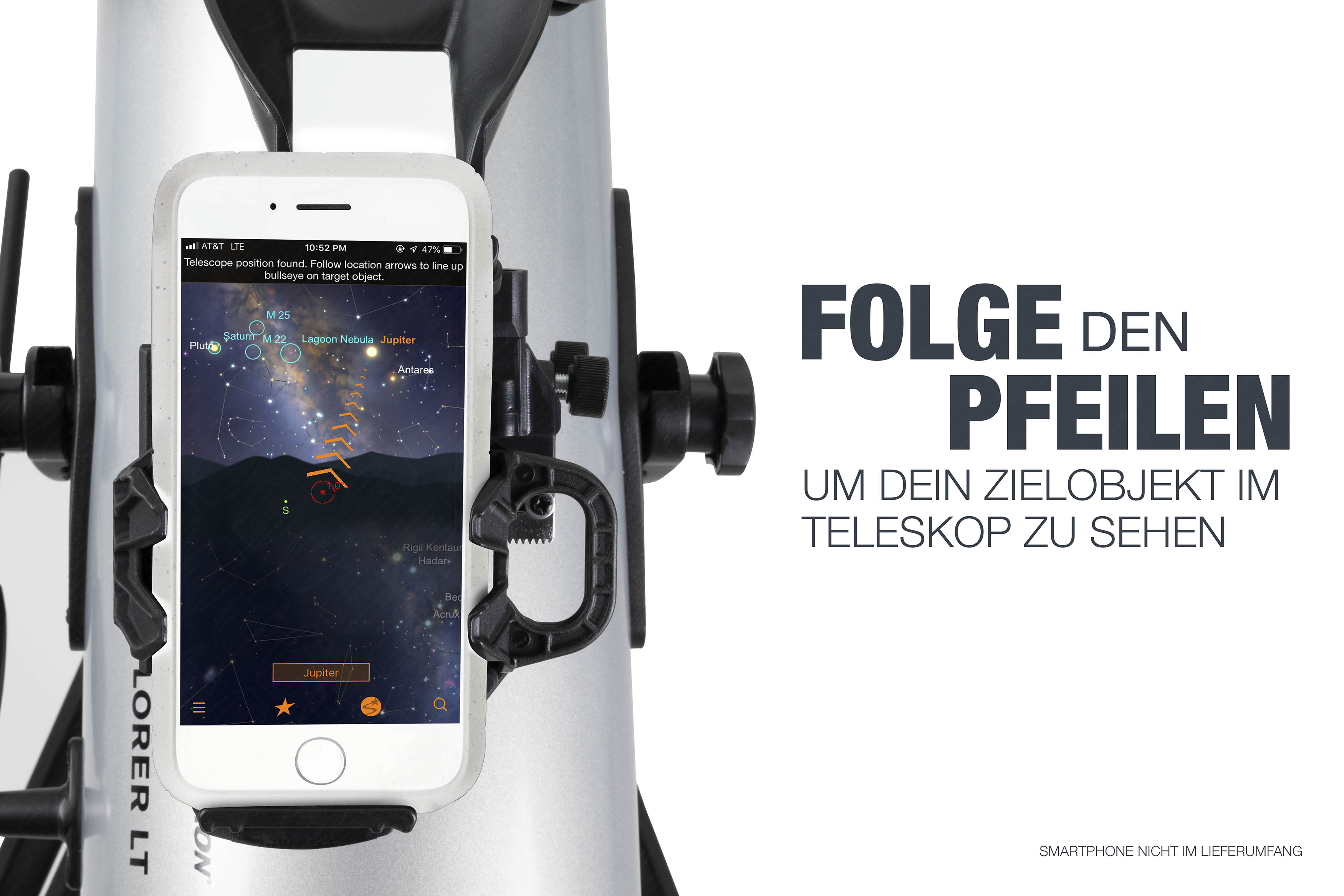 Teleskop mit Smartphone befestigt. Das Telefon zeigt eine Sternenkarte mit Textanweisungen.