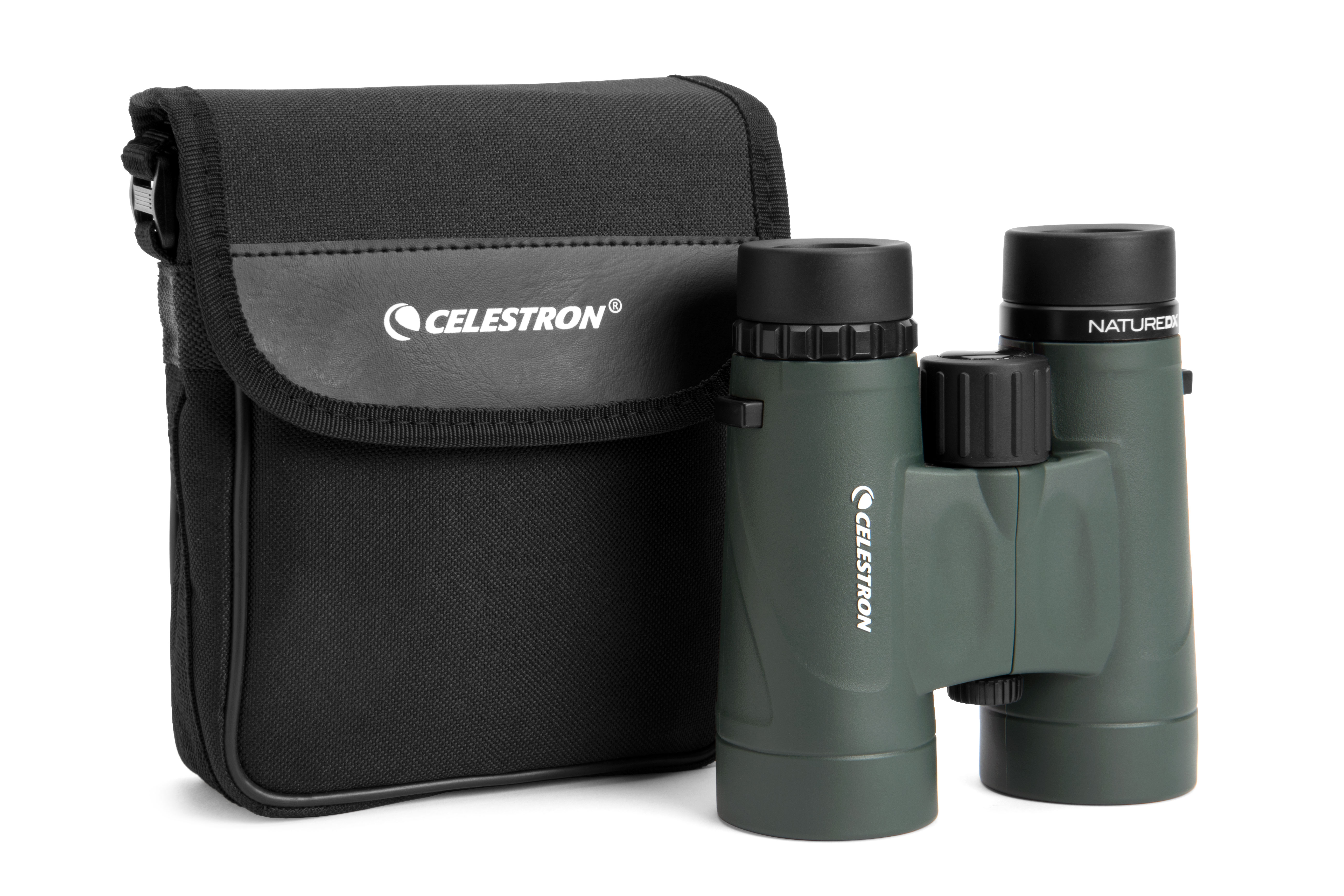 Grünes Fernglas und schwarze Tasche. Celestron-Logo auf Tasche und Fernglas. Weißer Hintergrund.