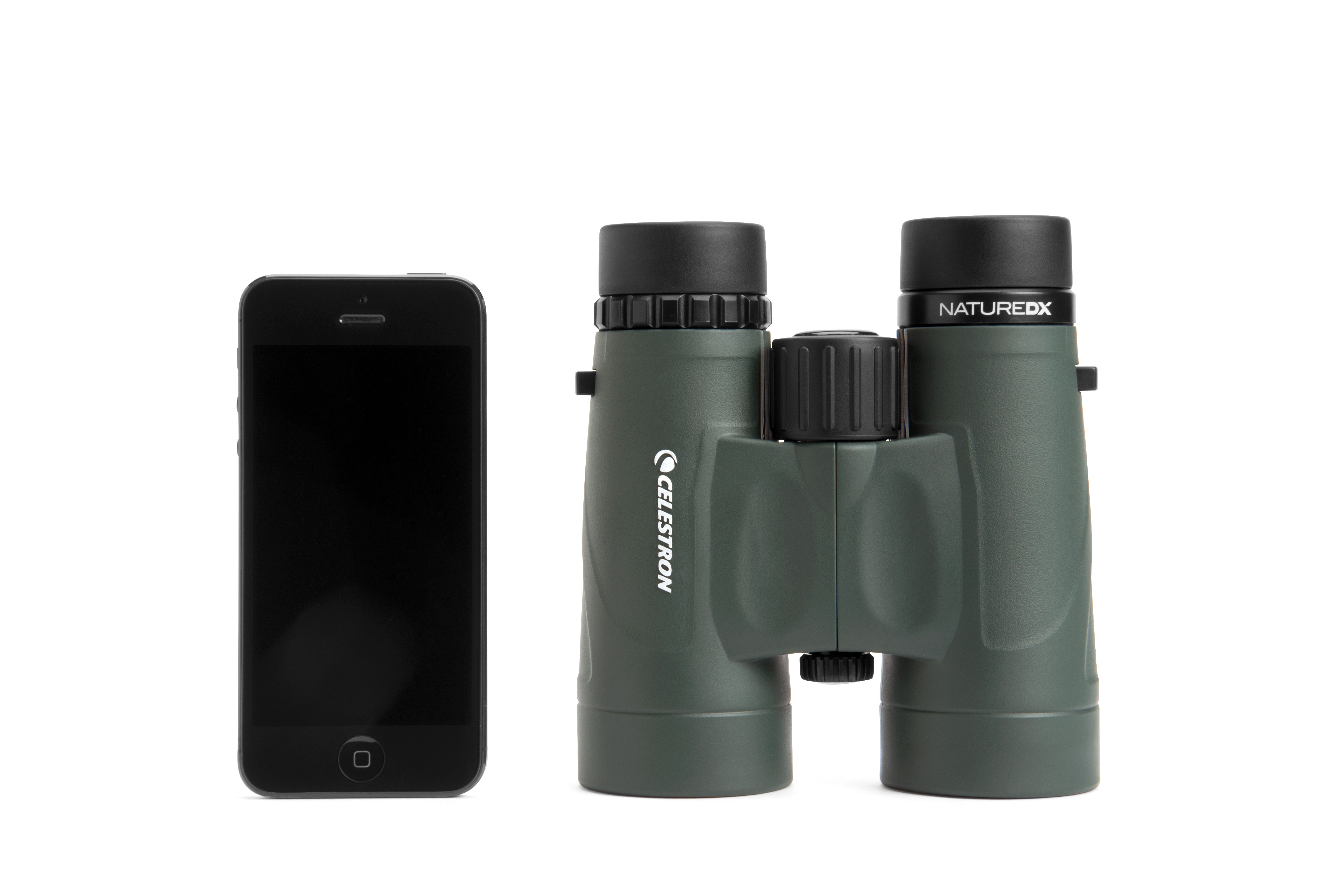 Fernglas neben einem Smartphone auf weißer Oberfläche. Das Fernglas ist grün und schwarz.