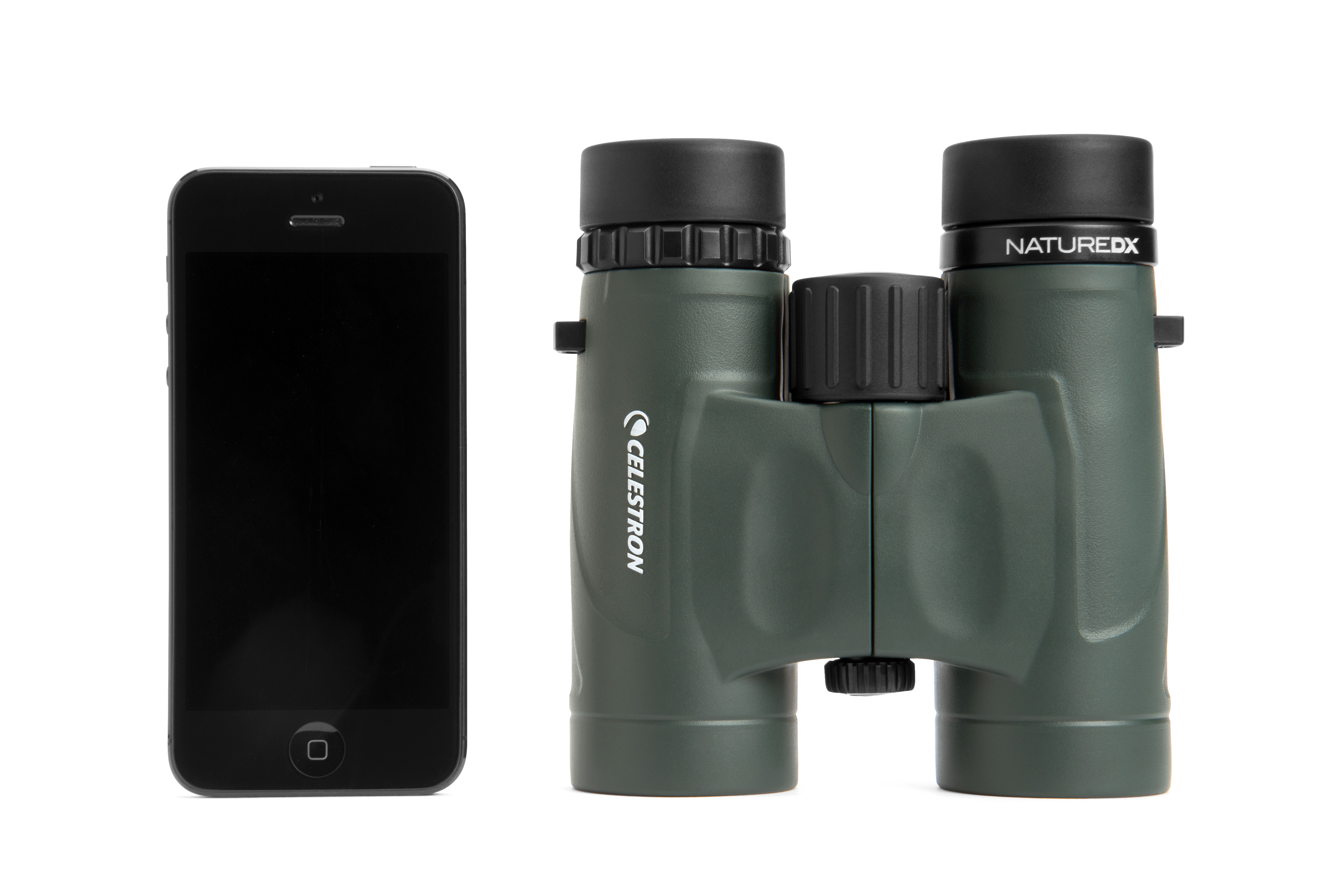 Fernglas und Smartphone auf weißem Hintergrund. Das Fernglas ist grün.