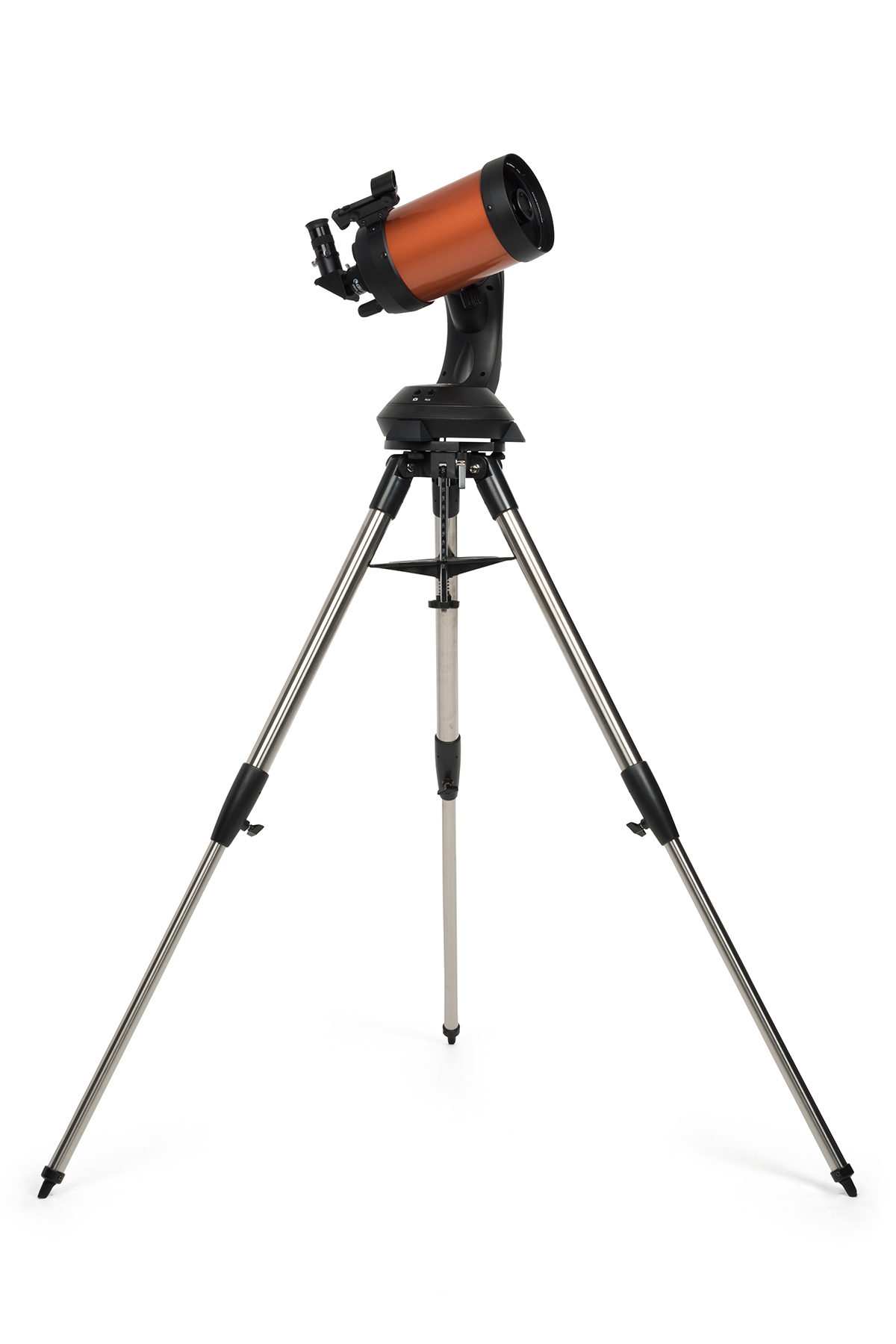 Ein Teleskop auf einem Stativ, orangefarbenes Rohr, schwarze Basis und silberne Beine, vor weißem Hintergrund.