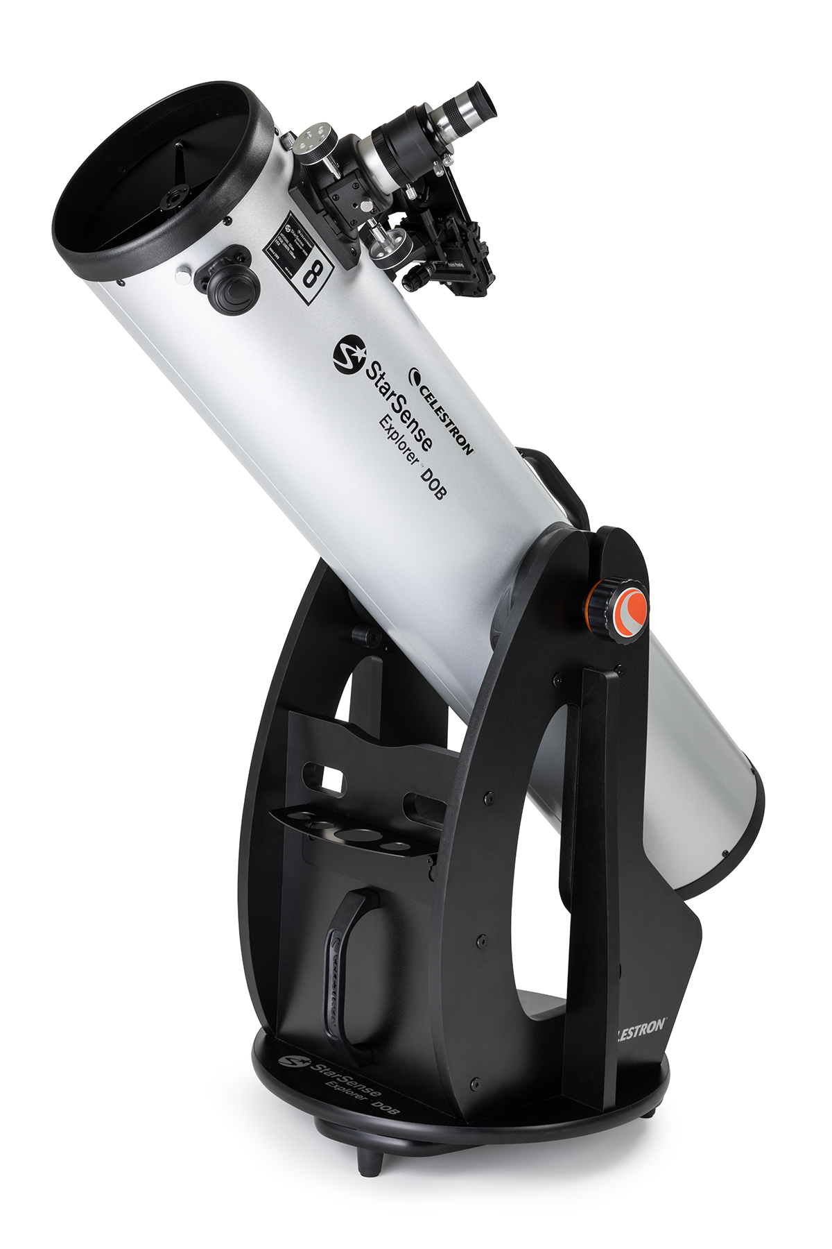Silbernes und schwarzes Celestron-Teleskop auf einem schwarzen Ständer, nach oben geneigt.