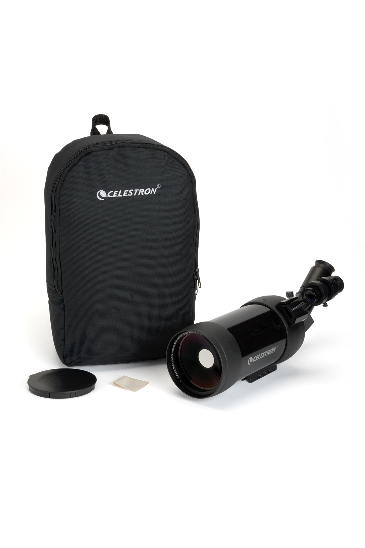 Ein schwarzes Teleskop mit Celestron-Logo, eine schwarze Tragetasche und Zubehör auf weißem Hintergrund.