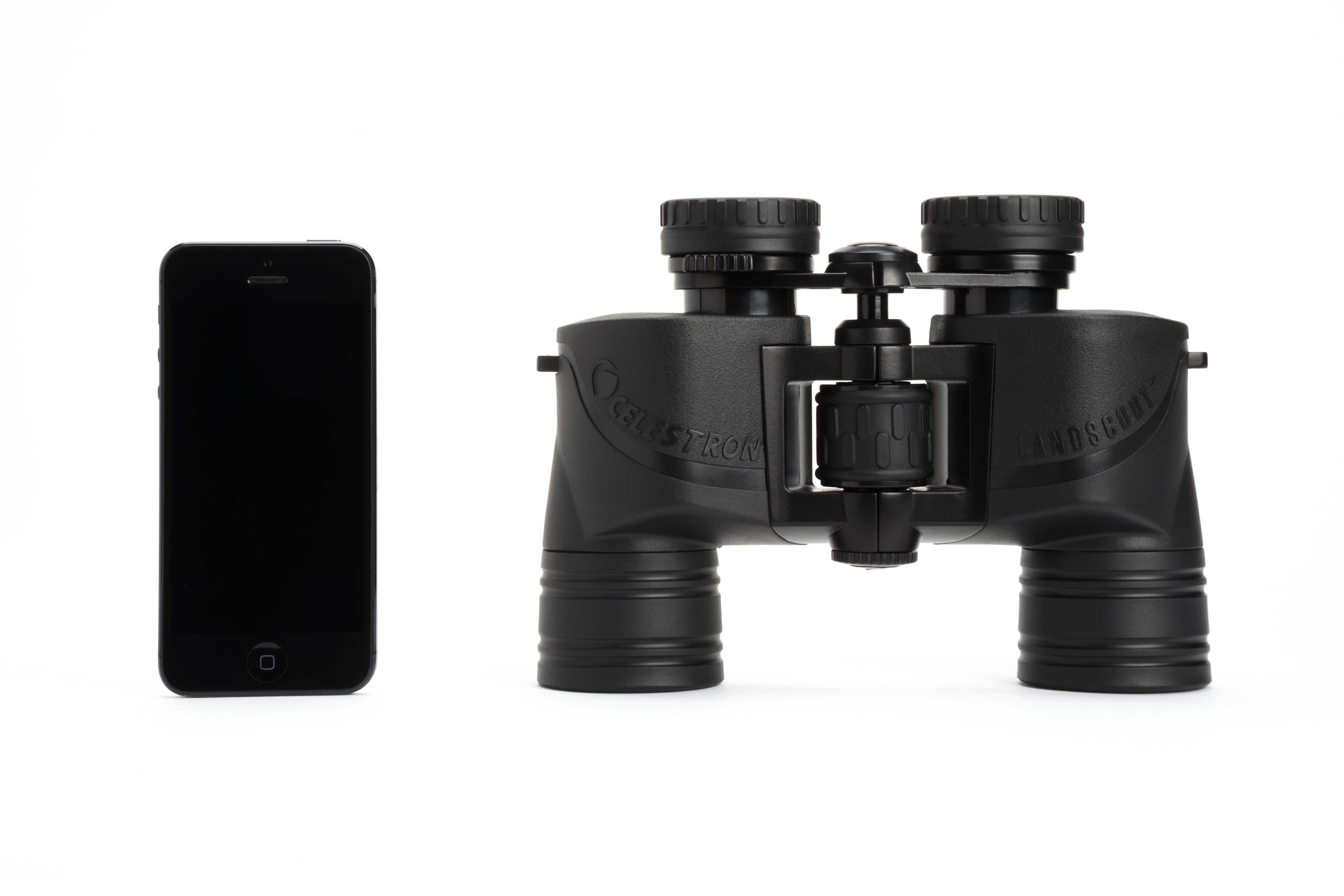 Schwarzes Fernglas neben einem schwarzen Smartphone auf weißem Hintergrund. Das Fernglas hat das Celestron-Logo.