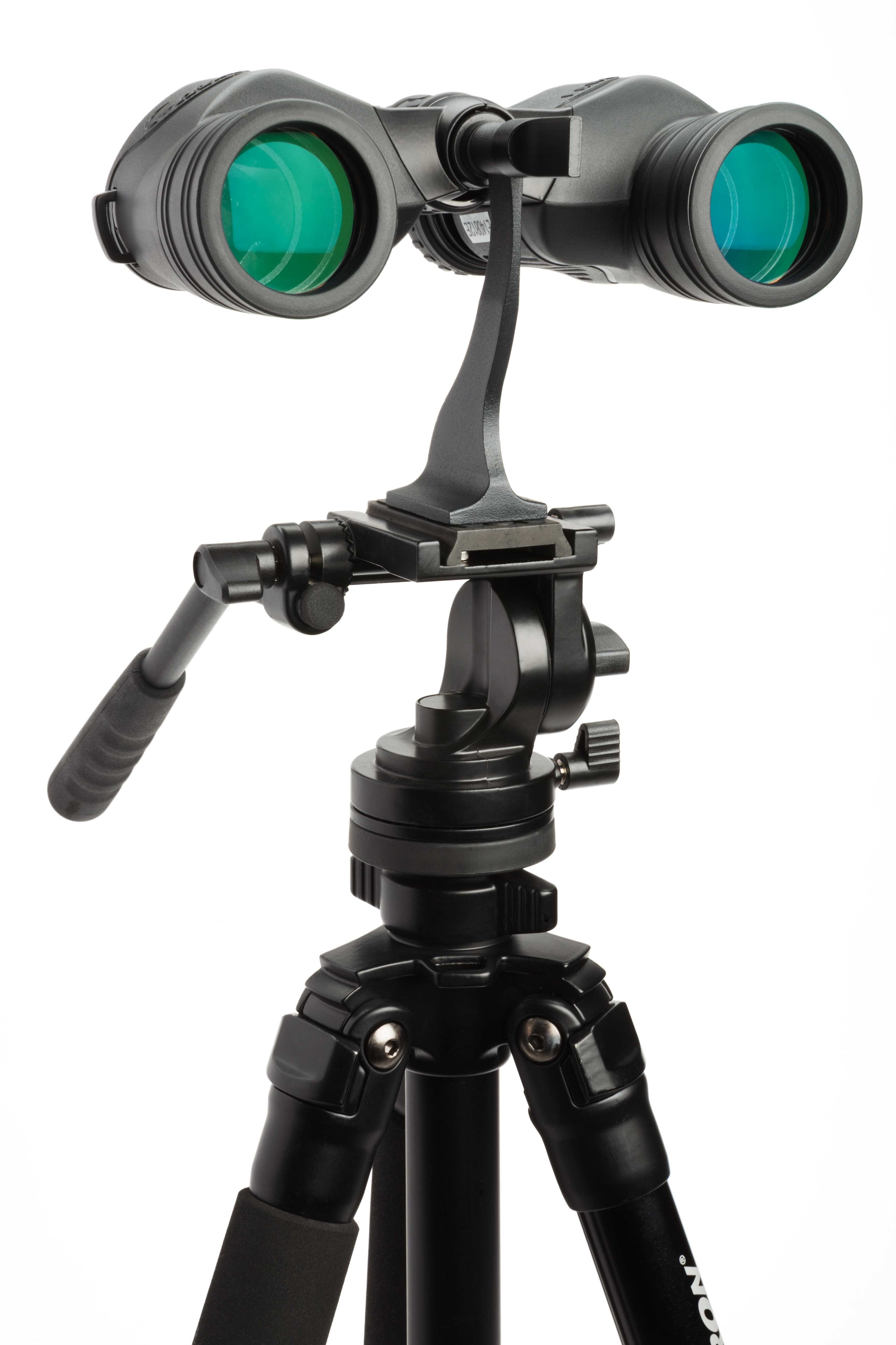Schwarzes Fernglas auf einem Stativ mit grünen Linsen, vor weißem Hintergrund.