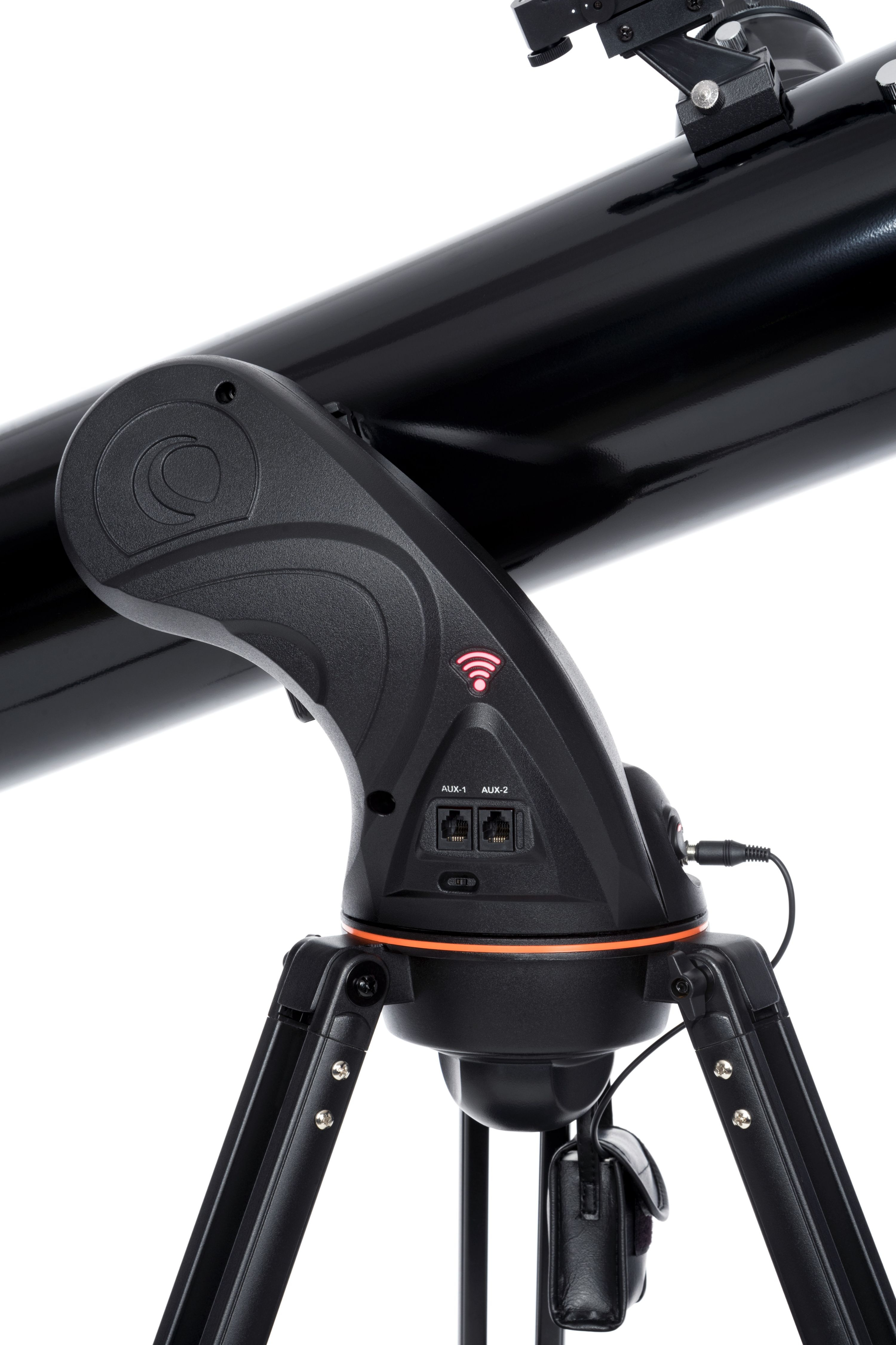 Schwarzes Celestron Teleskop auf einem Stativ, mit schwarzem Gehäuse und roten Akzenten.