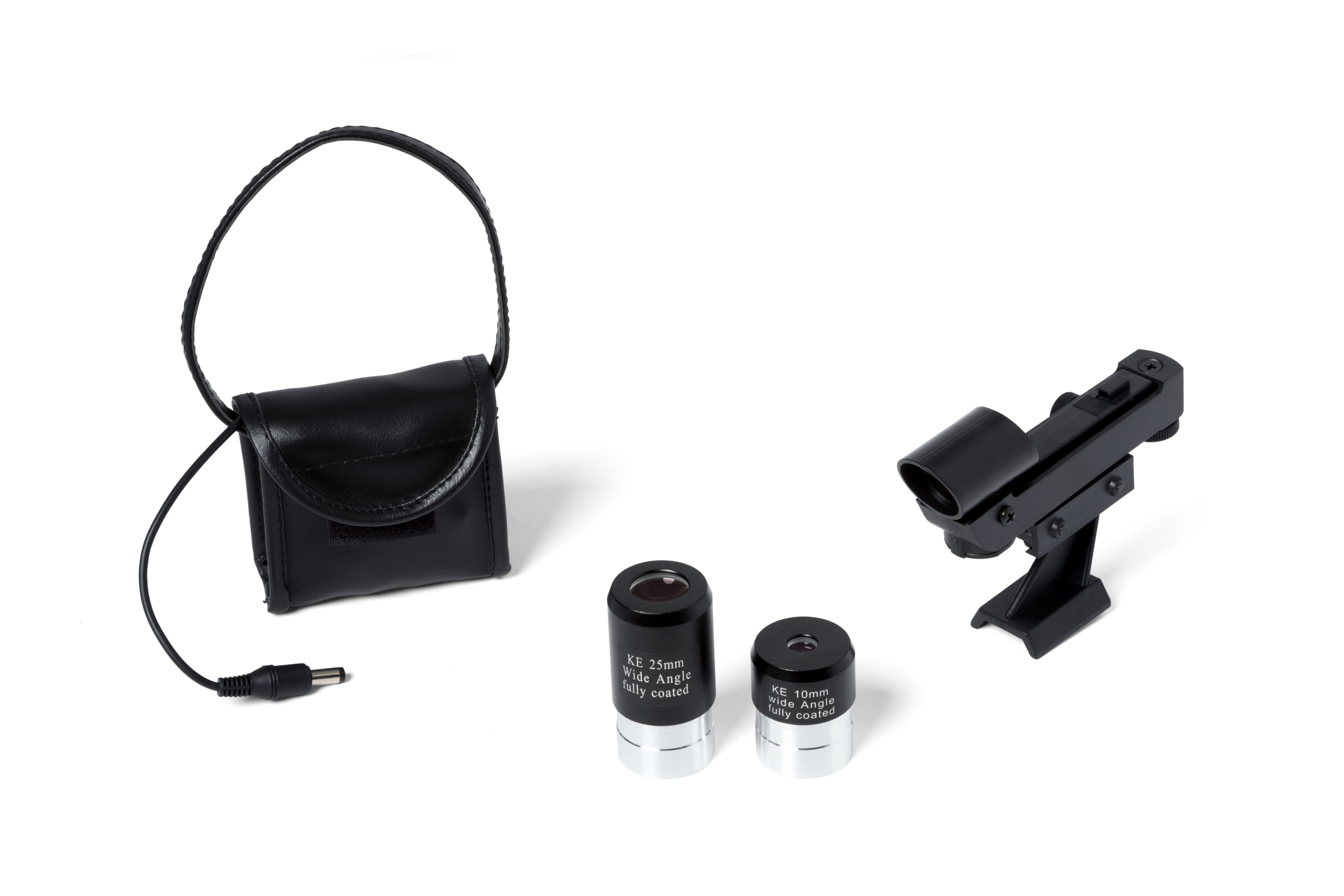 Eine schwarze Ledertasche mit schwarzem Kabel. Zwei Objektive und eine schwarze Kamera auf weißem Hintergrund.