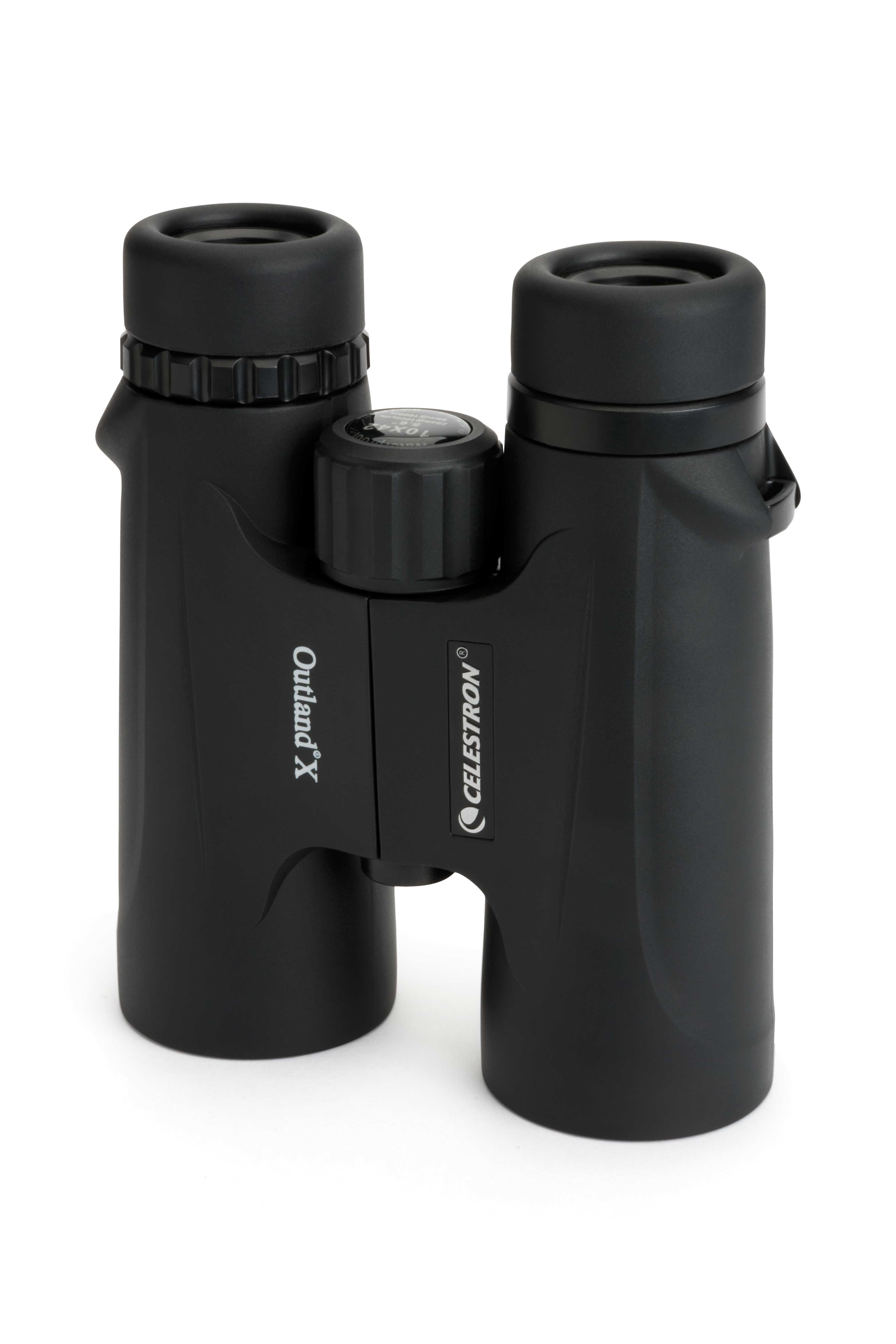 Schwarzes Fernglas auf weißem Hintergrund. Der Markenname ist Celestron Outland X.