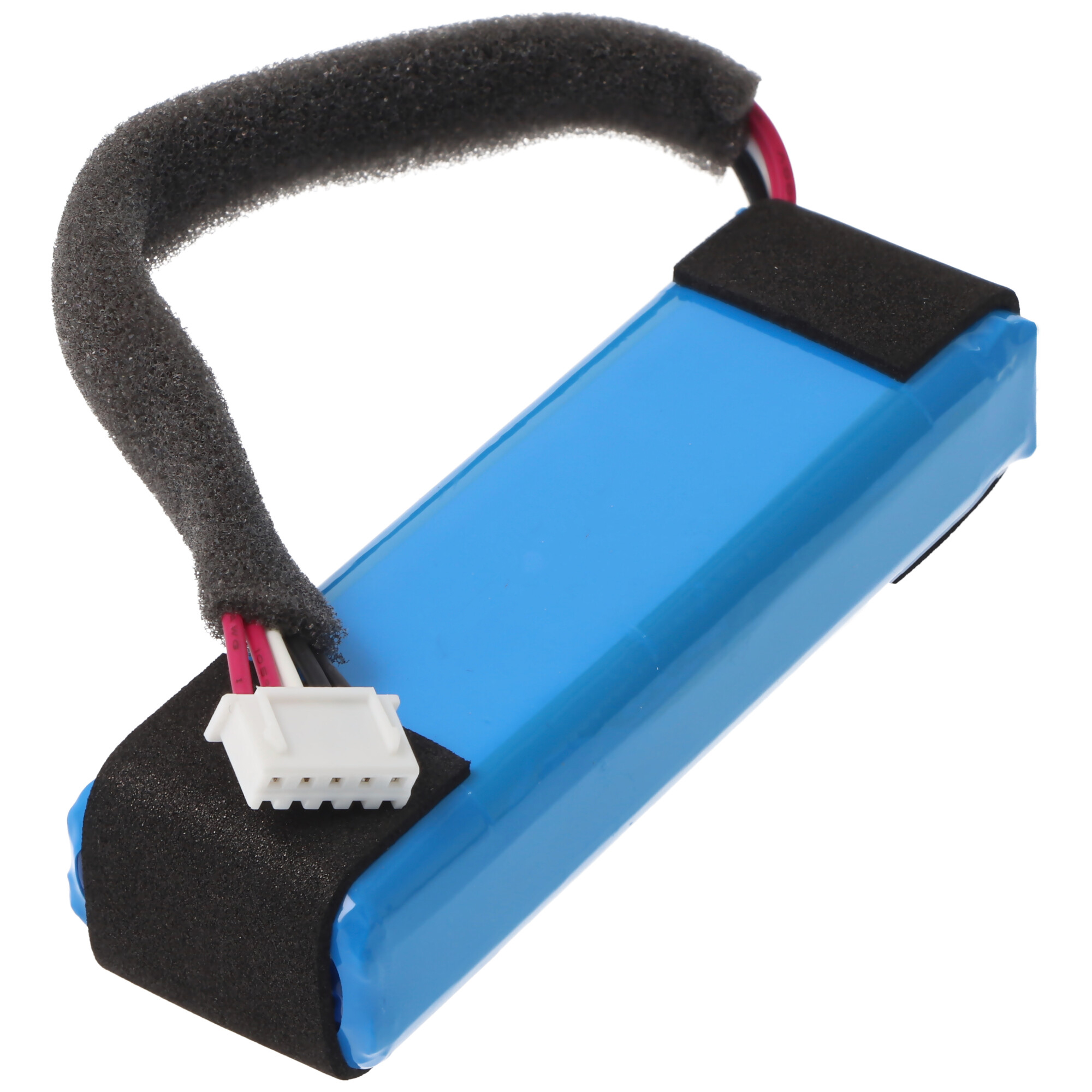 Blaue Batterie mit schwarzem Schaumstoff. Weißer Stecker und Kabel. Schwarzer Schaum umgibt die Batterie.