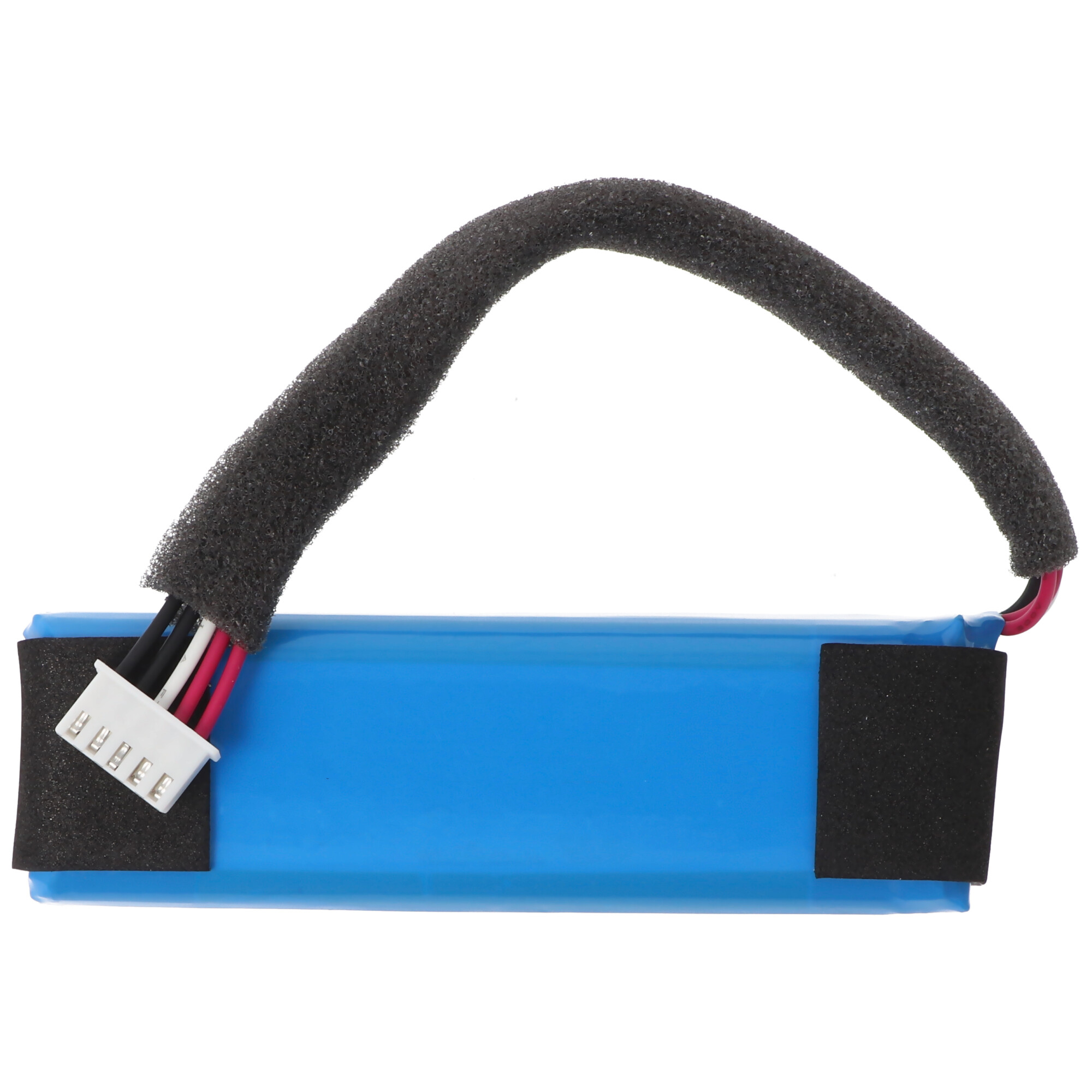 Eine blaue Batterie mit einem schwarz schaumbedeckten Draht und einem weißen Stecker. Die Batterie hat ein Etikett.