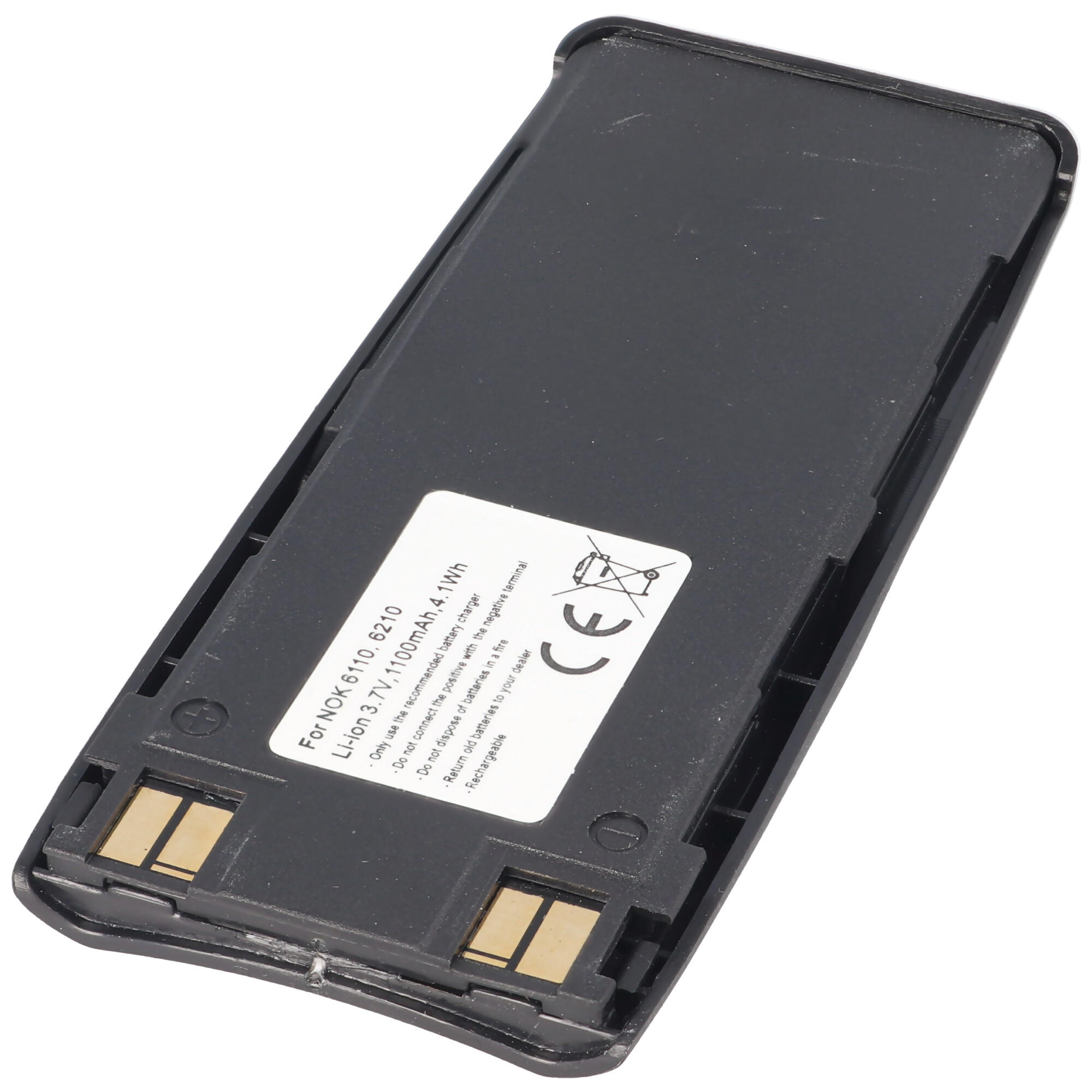 Een zwarte batterij. De batterij heeft een label met tekst en waarschuwingen. Hij heeft twee gouden aansluitingen.