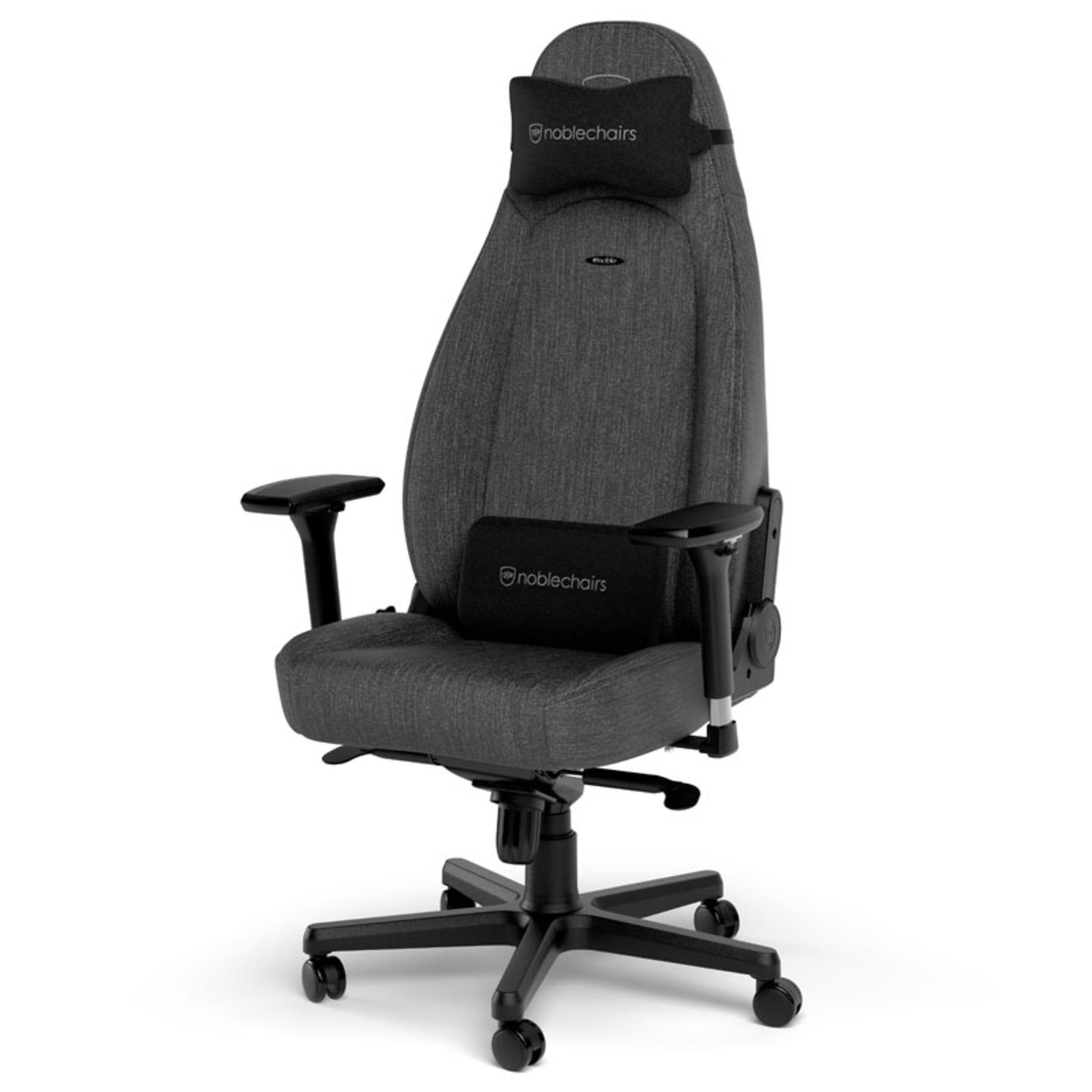 Ein grauer Gaming-Stuhl mit Kopfstütze, Lendenkissen, schwarzen Armlehnen und Rollen vor weißem Hintergrund.