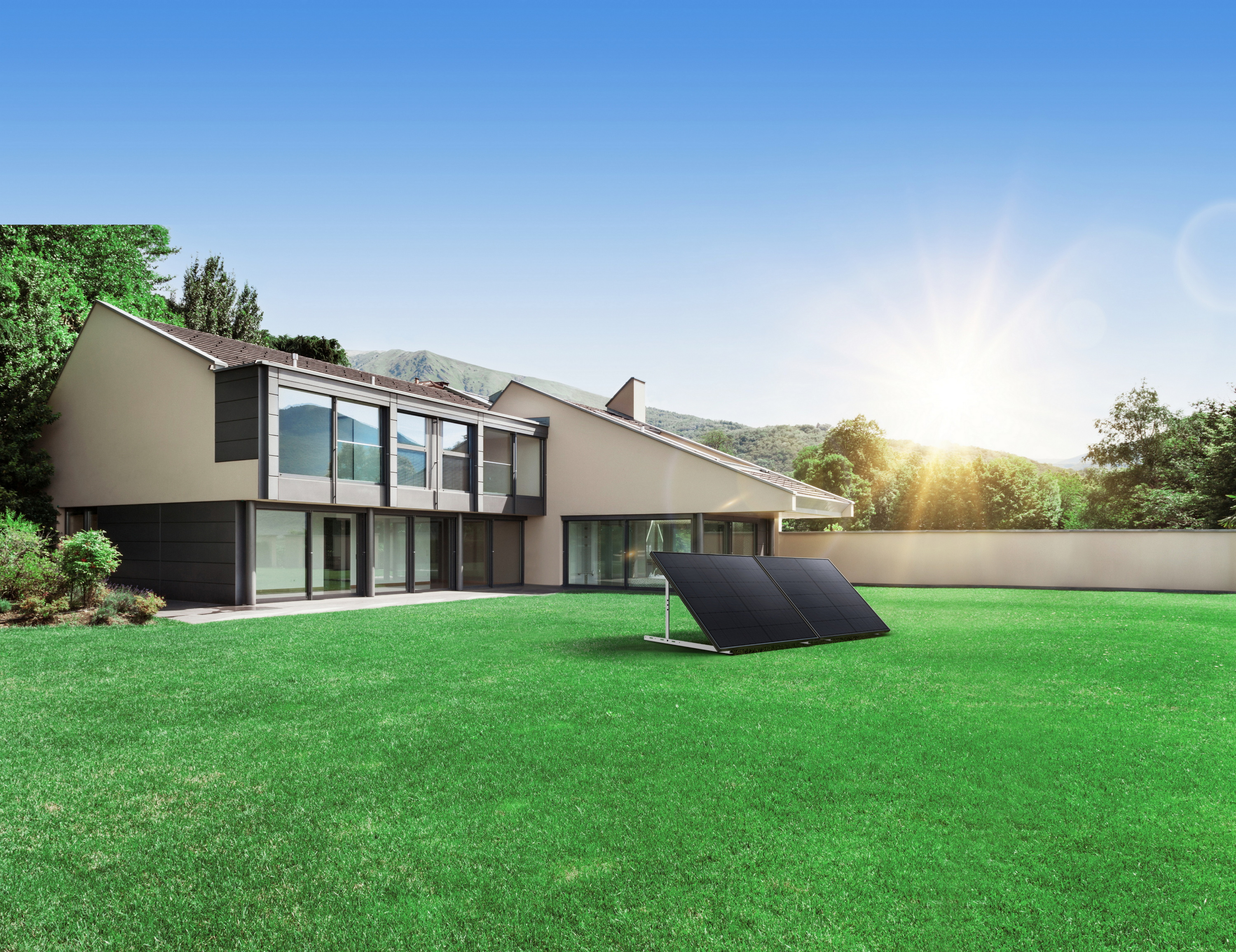 Nowoczesny dom z panelami słonecznymi w słonecznym ogrodzie.