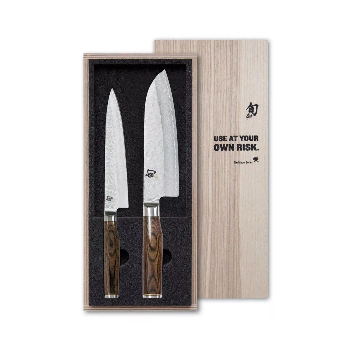 Zwei Messer in einer Holzkiste. Eines hat eine gebogene Klinge.