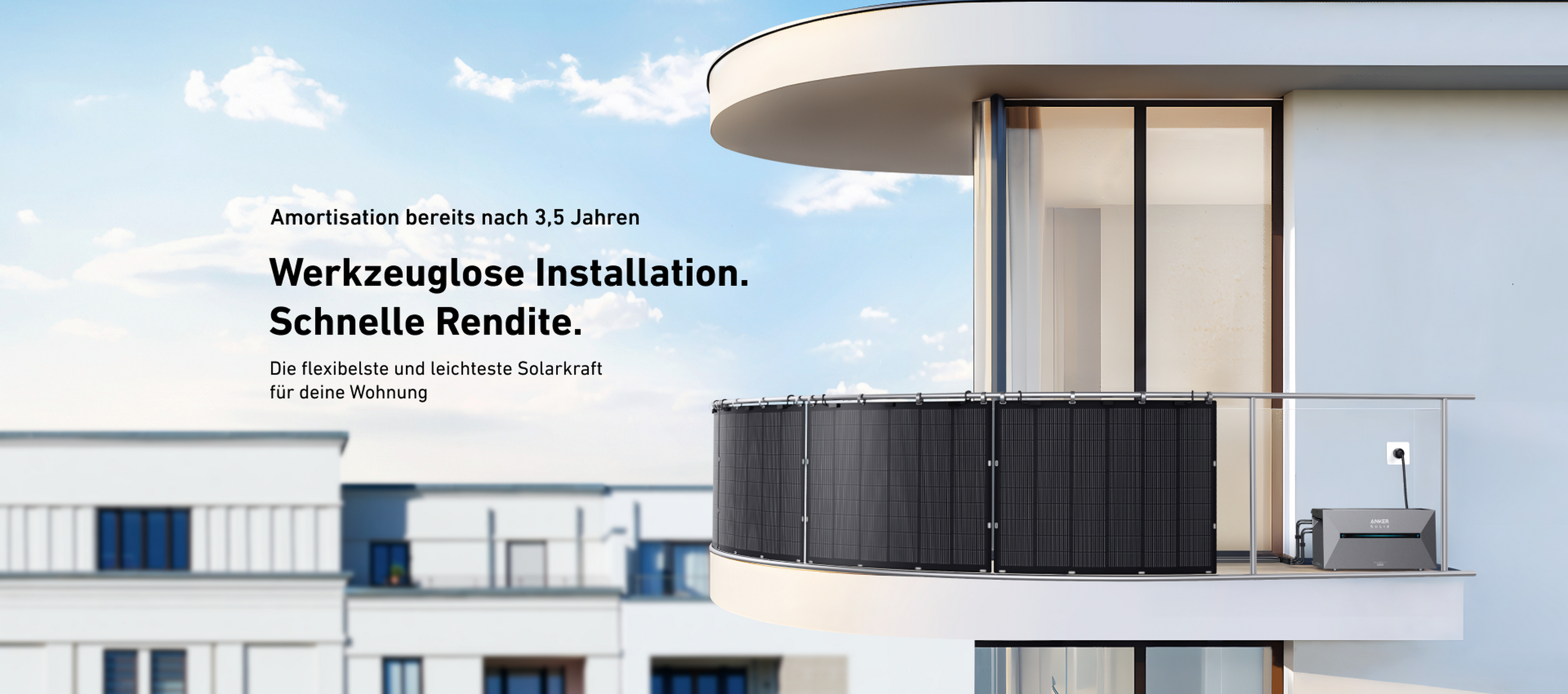 Nowoczesny budynek z panelami słonecznymi na balkonie. Szybka instalacja, szybki zwrot.