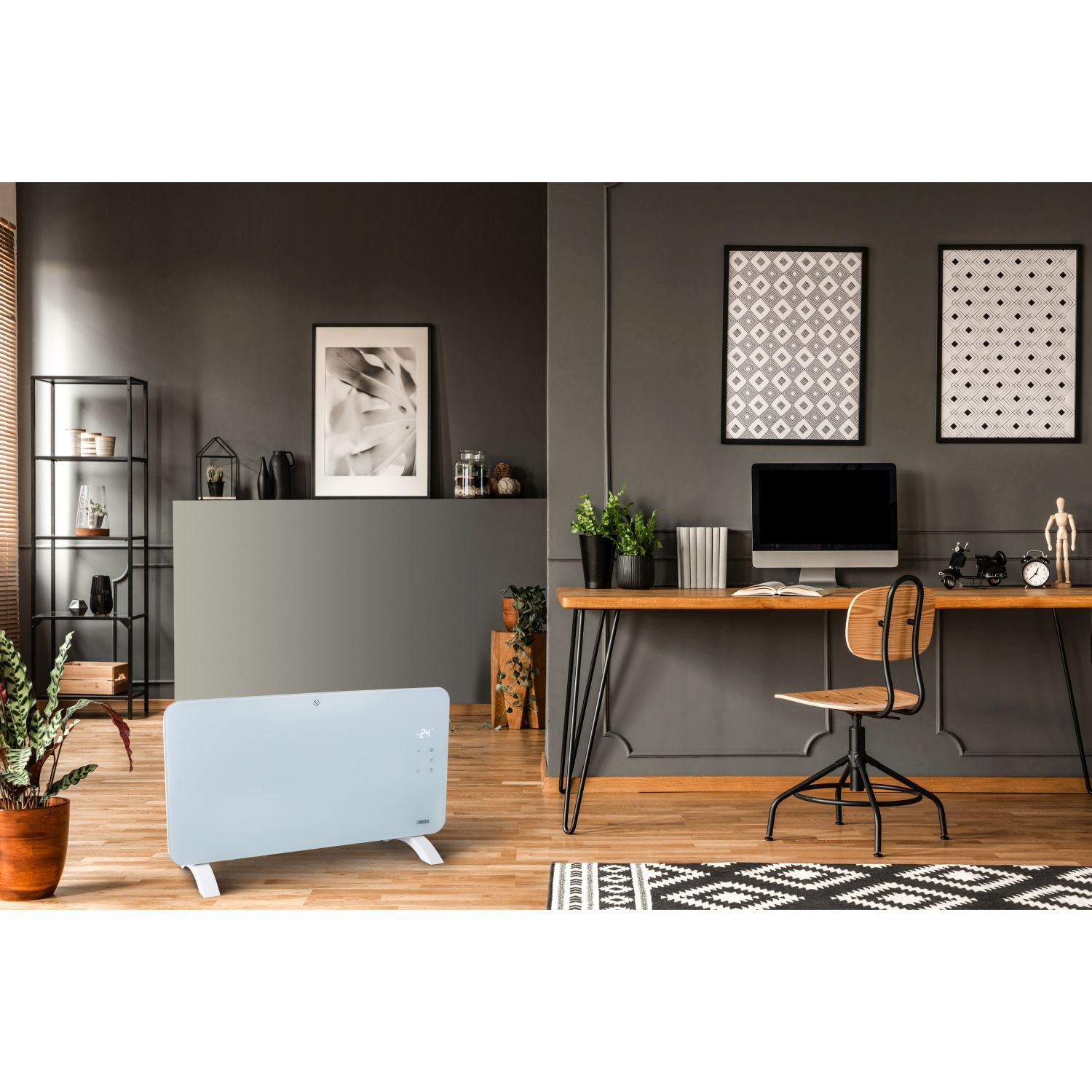 Wohnzimmer mit Heizung, Schreibtisch, Pflanzen, Kunst und schwarz-weißem Teppich auf Holzboden.