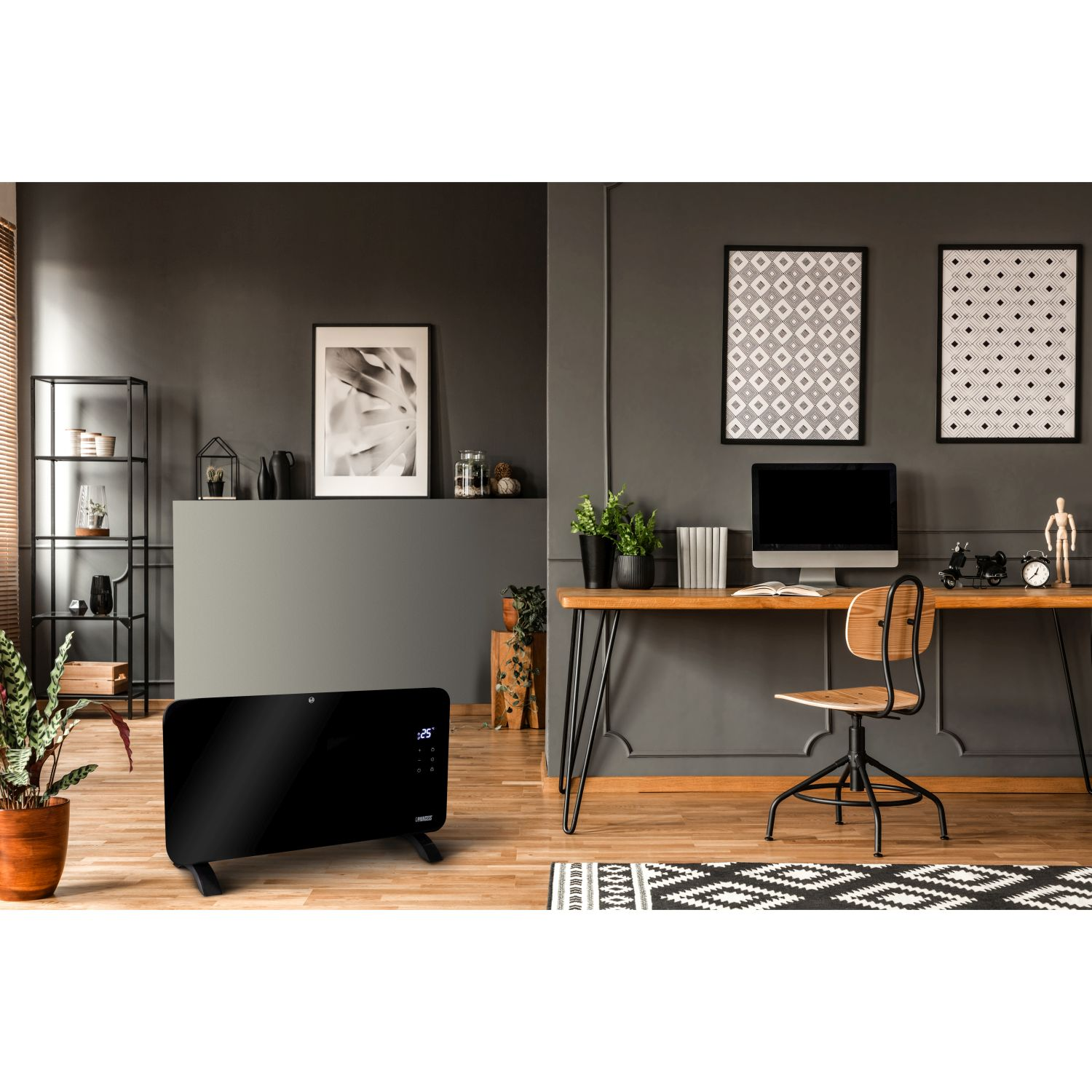 Ein Büro mit Schreibtisch, Computer, Pflanzen und schwarzer Heizung. Die Wand ist dunkelgrau.