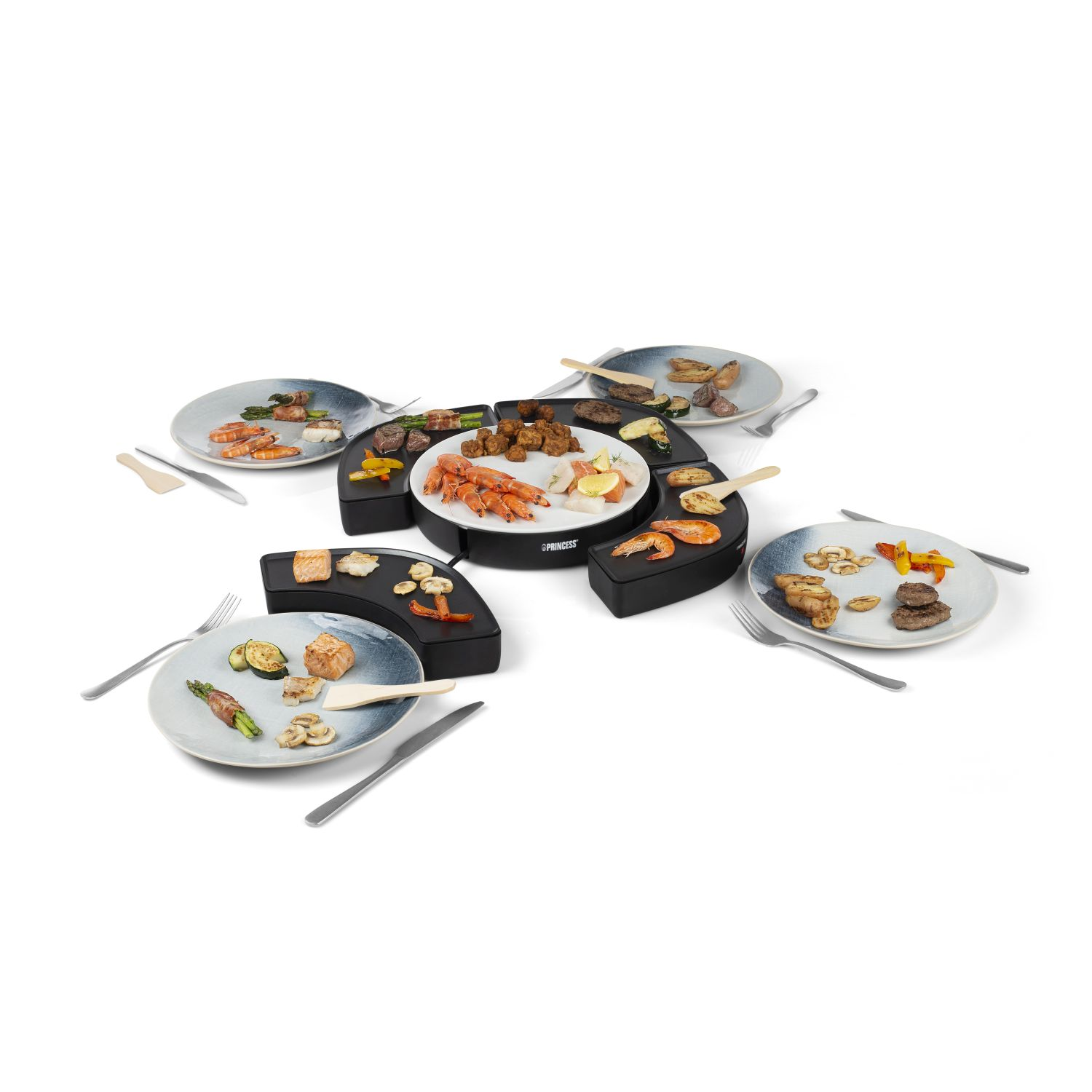 Runder Grill mit verschiedenen Essensplatten. Enthält gegrilltes Fleisch, Gemüse und Garnelen. Weißer Hintergrund.
