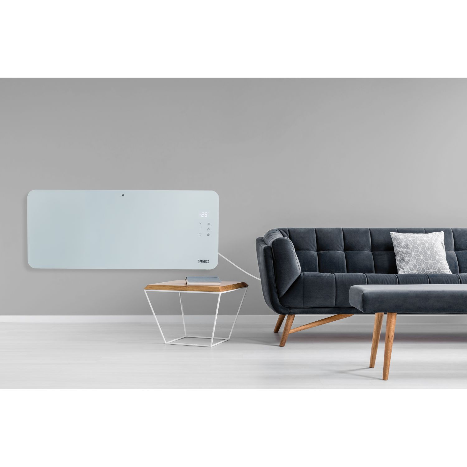 Een moderne woonkamer met een elektrische verwarming aan de muur, een bank en een kleine tafel.