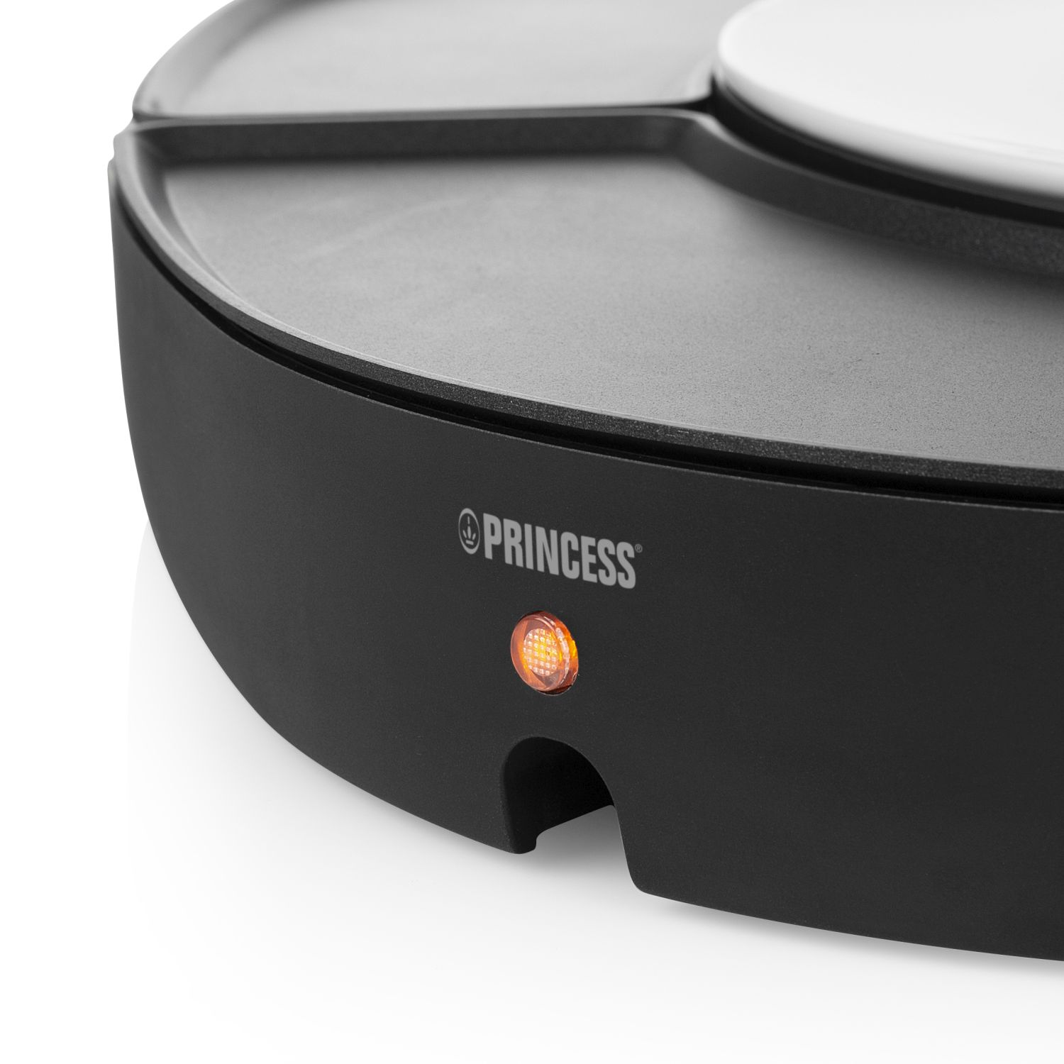 Ein schwarzer Elektrogrill mit Princess-Logo und einer orangefarbenen Kontrollleuchte, Nahaufnahme.