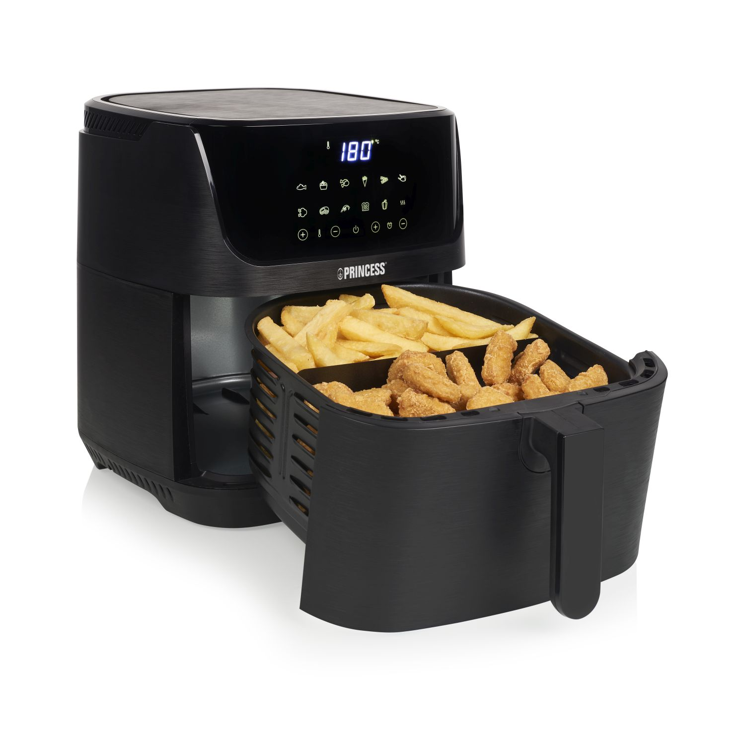 Eine schwarze Heißluftfritteuse mit einem Korb voller Pommes und Chicken Nuggets, vor weißem Hintergrund.
